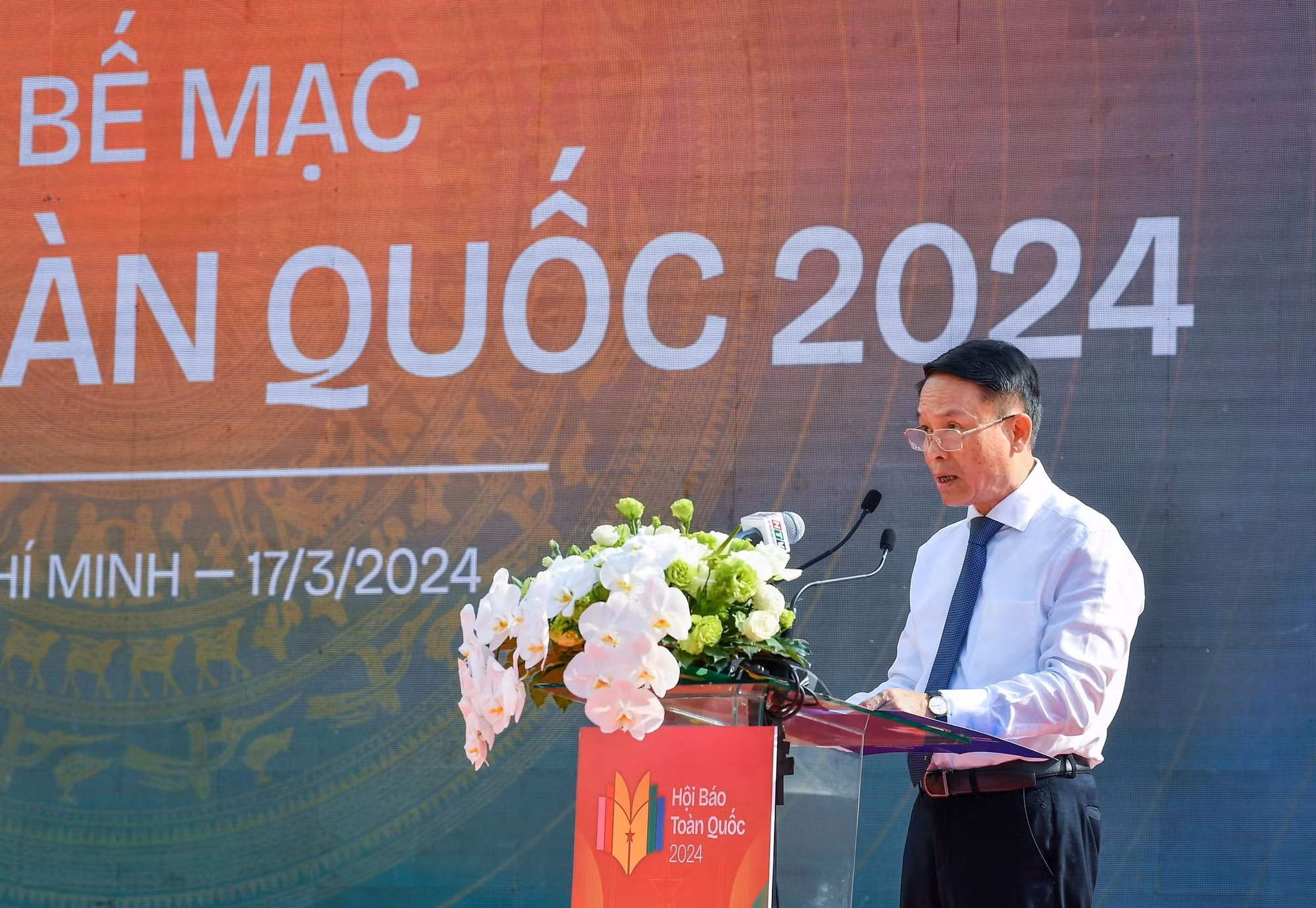 El vicepresidente permanente de la Asociación Nacional de Periodistas, Nguyen Duc Loi, pronuncia un resumen de las actividades en el Festival de 2024.