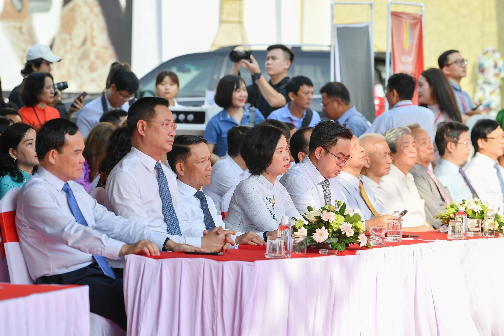 El Viceprimer Ministro Tran Luu Quang, junto con representantes de altos cargos de ministerios, sectores, Ciudad Ho Chi Minh, la Asociación Nacional de Periodistas y sus filiales, y órganos periodísticos. El Viceprimer Ministro Tran Luu Quang, junto con representantes de altos cargos de ministerios, sectores, Ciudad Ho Chi Minh, la Asociación Nacional de Periodistas y sus filiales, y órganos periodísticos.