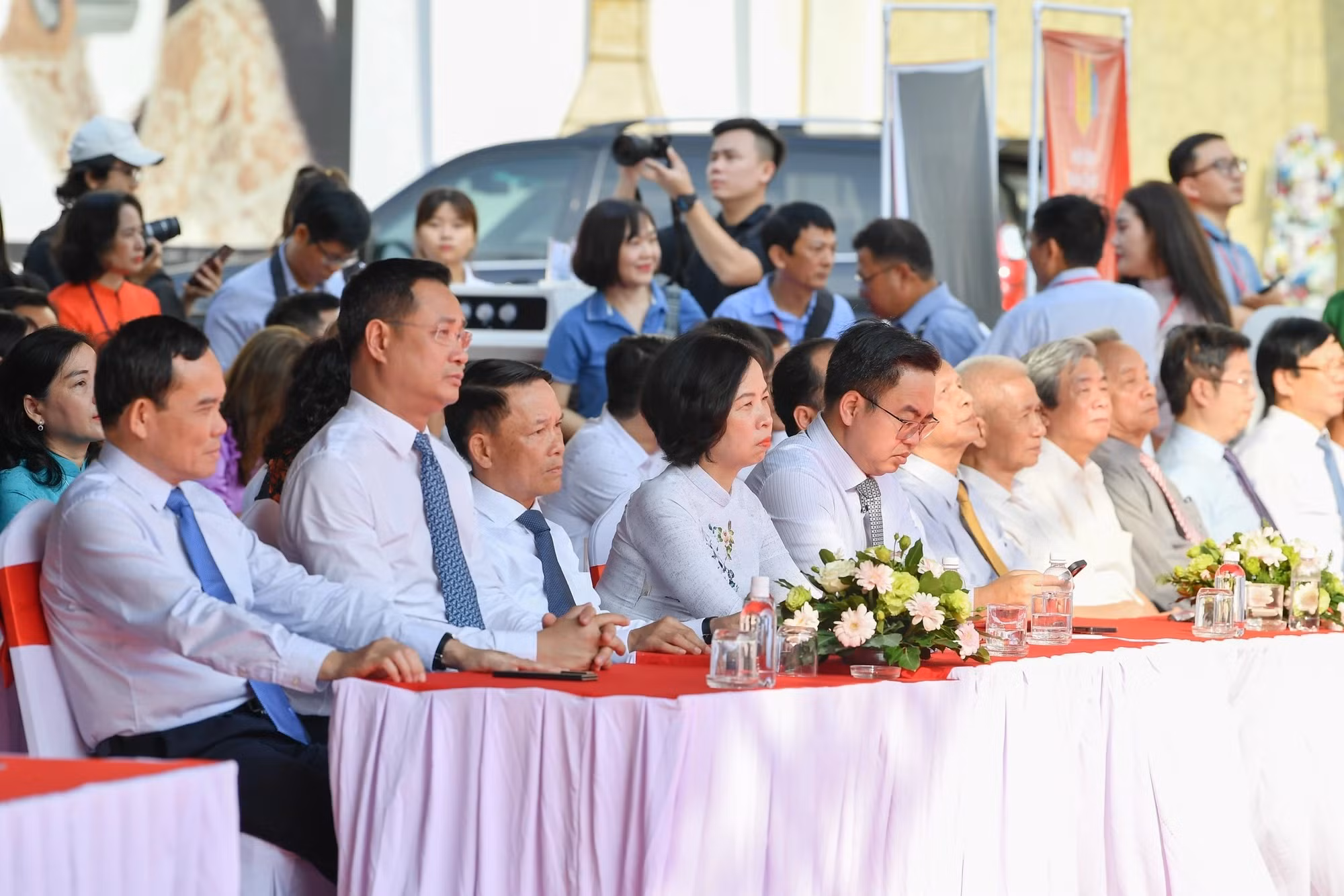 El Viceprimer Ministro Tran Luu Quang, junto con representantes de altos cargos de ministerios, sectores, Ciudad Ho Chi Minh, la Asociación Nacional de Periodistas y sus filiales, y órganos periodísticos.