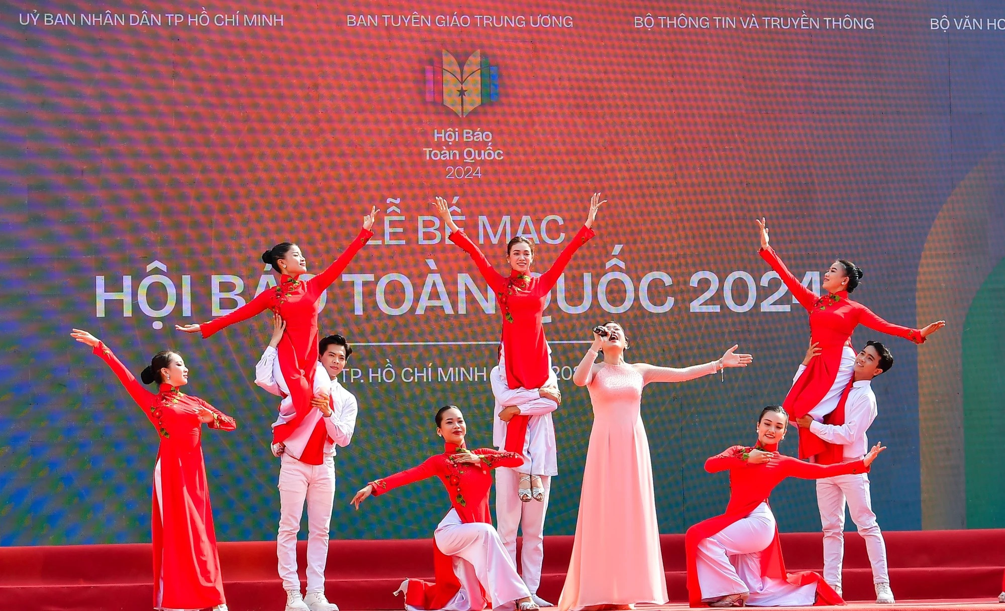 Una actuación del programa artístico en la ceremonia. Una actuación del programa artístico en la ceremonia.