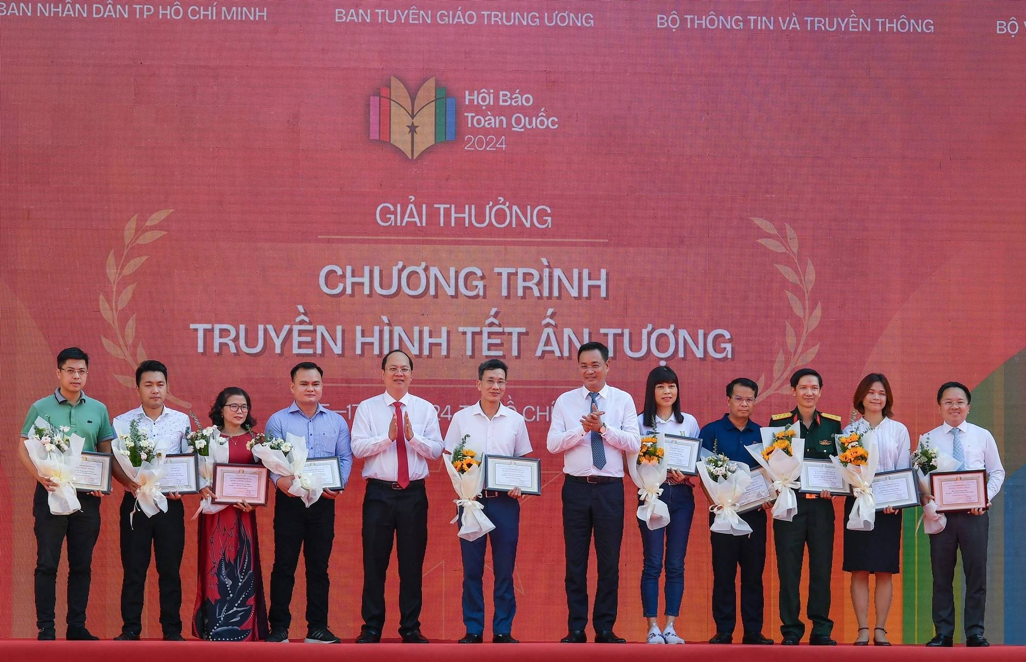 Entrega de los premios en la categoría “Programa Televisivo en ocasión del Tet”. Entrega de los premios en la categoría “Programa Televisivo en ocasión del Tet”.