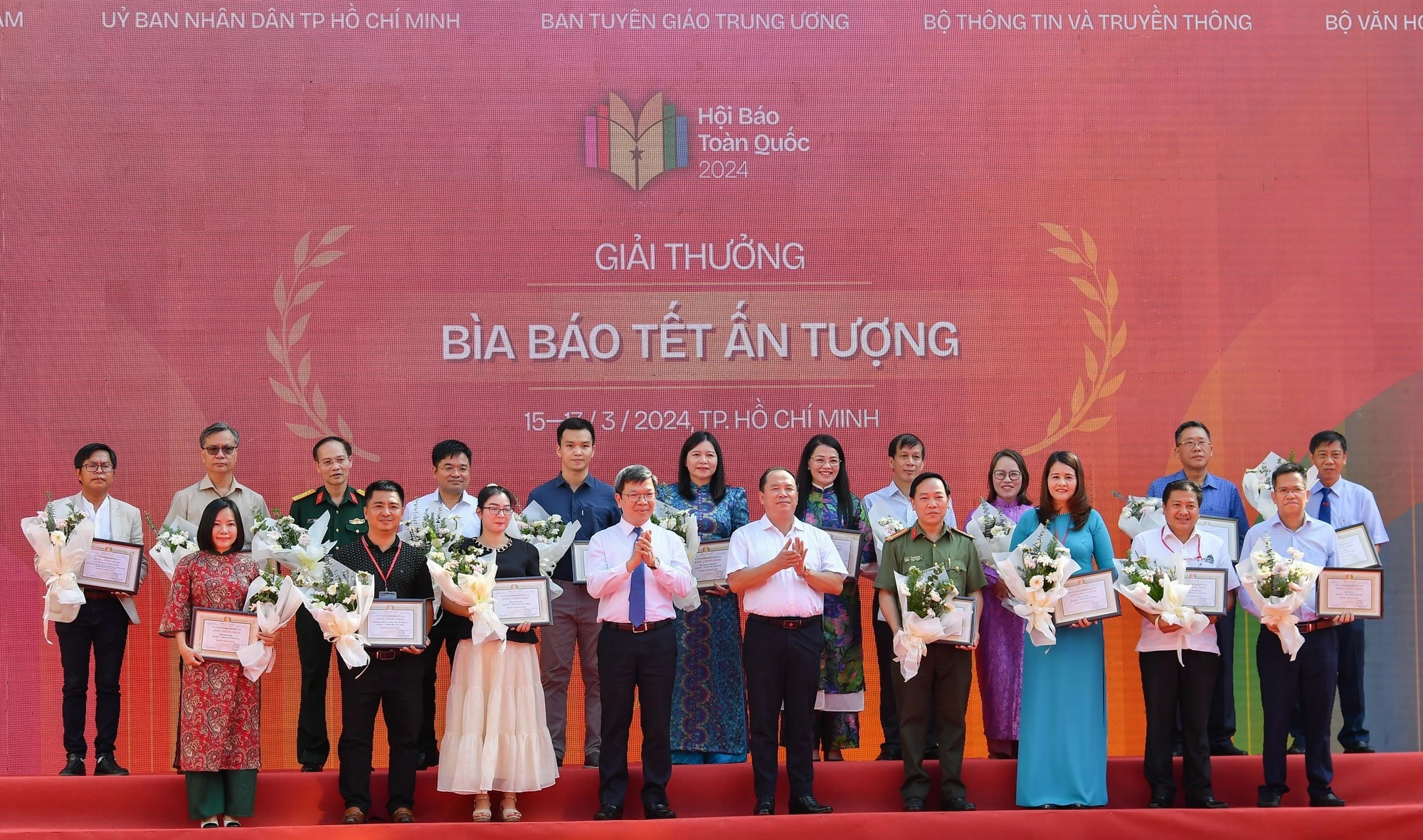 Delegados de las agencias laureadas en la categoría “Portada de la Publicación en ocasión del Tet”. Delegados de las agencias laureadas en la categoría “Portada de la Publicación en ocasión del Tet”.