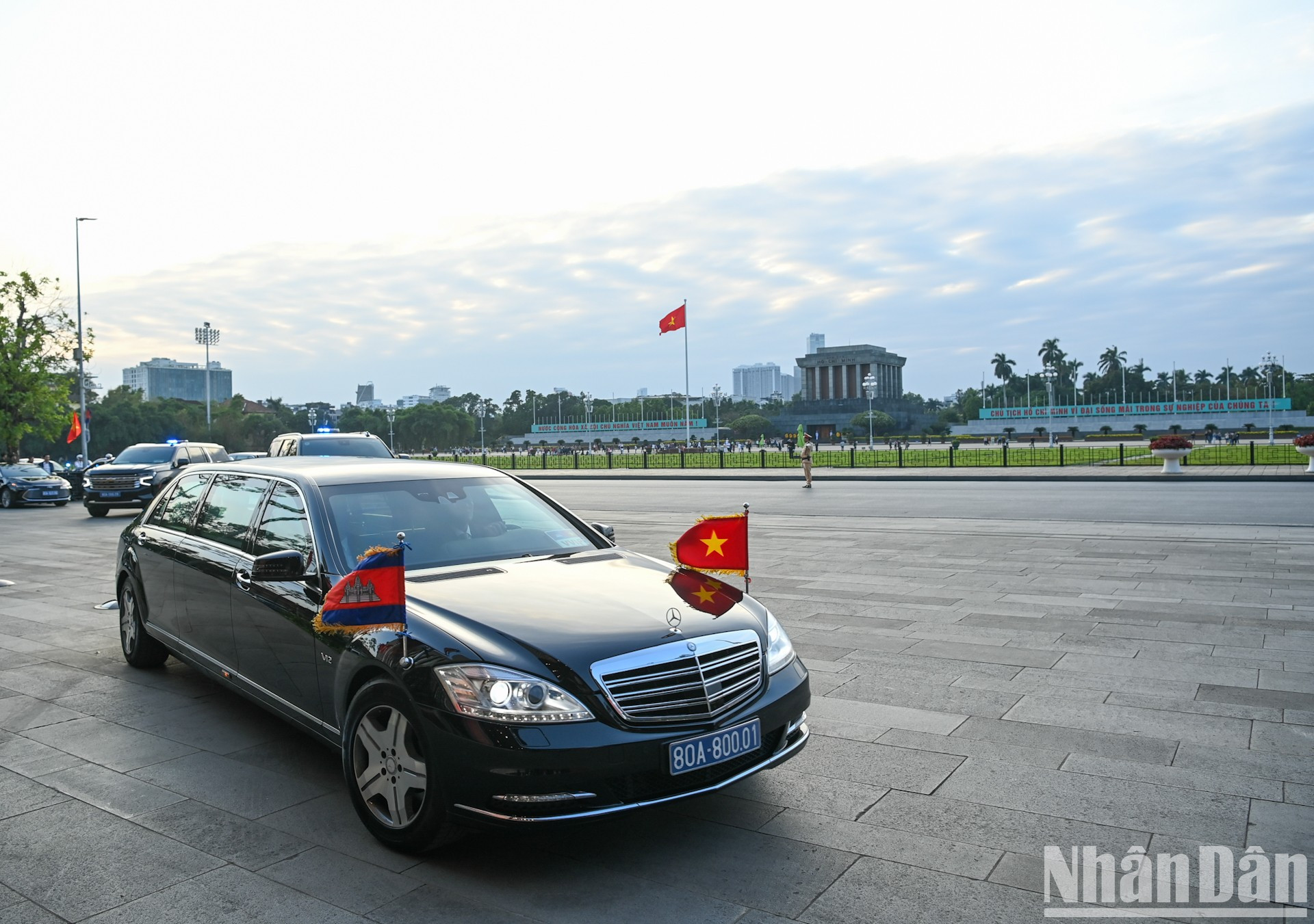 El convoy del rey de Camboya llega a la Casa Parlamentaria, sede de la Asamblea Nacional de Vietnam. El convoy del rey de Camboya llega a la Casa Parlamentaria, sede de la Asamblea Nacional de Vietnam.