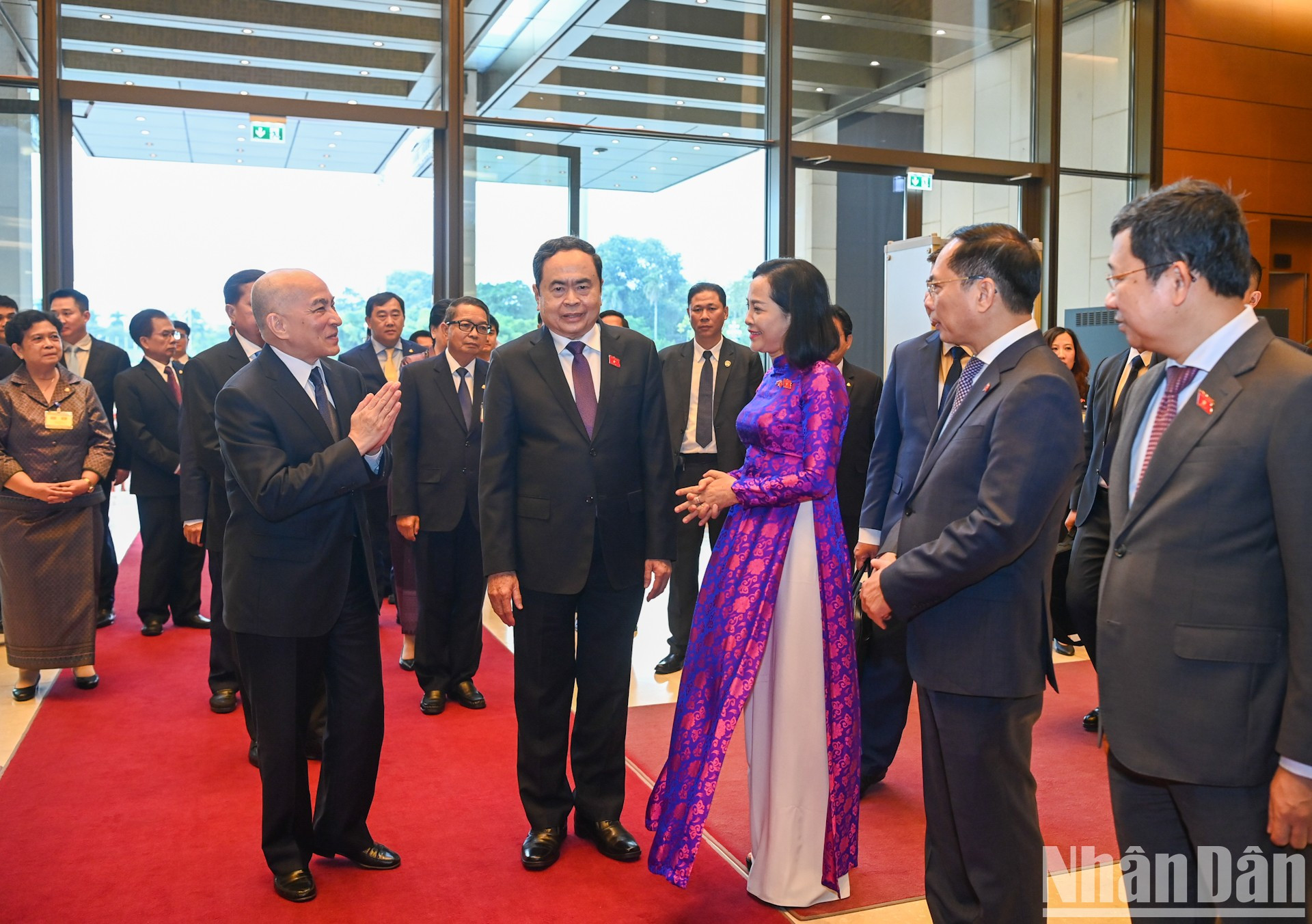 Thanh Man presenta al monarca a delegados vietnamitas en la escena. Thanh Man presenta al monarca a delegados vietnamitas en la escena.