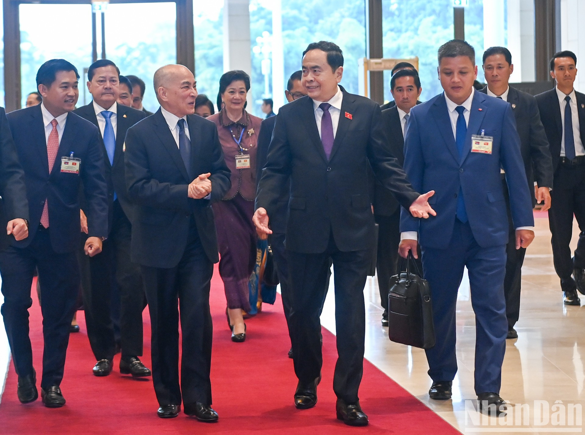 El dirigente parlamentario conversa con el rey camboyano. El dirigente parlamentario conversa con el rey camboyano.