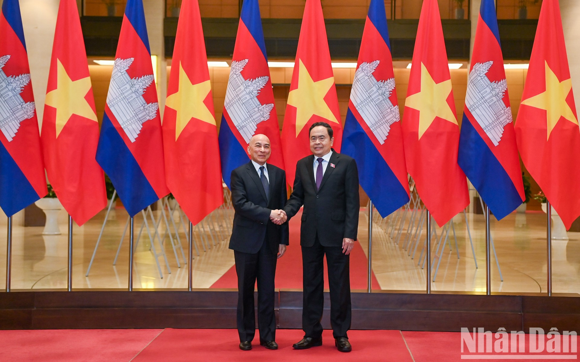 El presidente de la Asamblea Nacional de Vietnam, Tran Thanh Man, y el rey de Camboya, Norodom Sihamoni. El presidente de la Asamblea Nacional de Vietnam, Tran Thanh Man, y el rey de Camboya, Norodom Sihamoni.