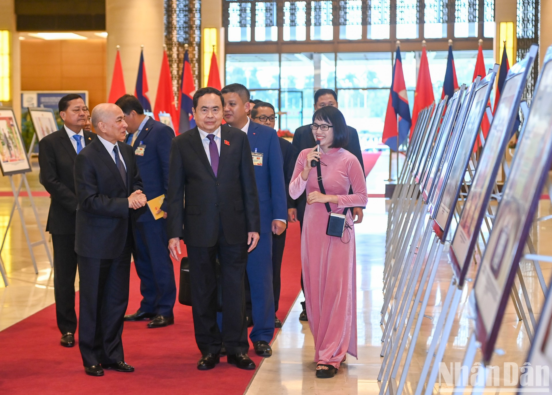 Los dos dirigentes recorren una exposición fotográfica sobre las relaciones binacionales. Los dos dirigentes recorren una exposición fotográfica sobre las relaciones binacionales.