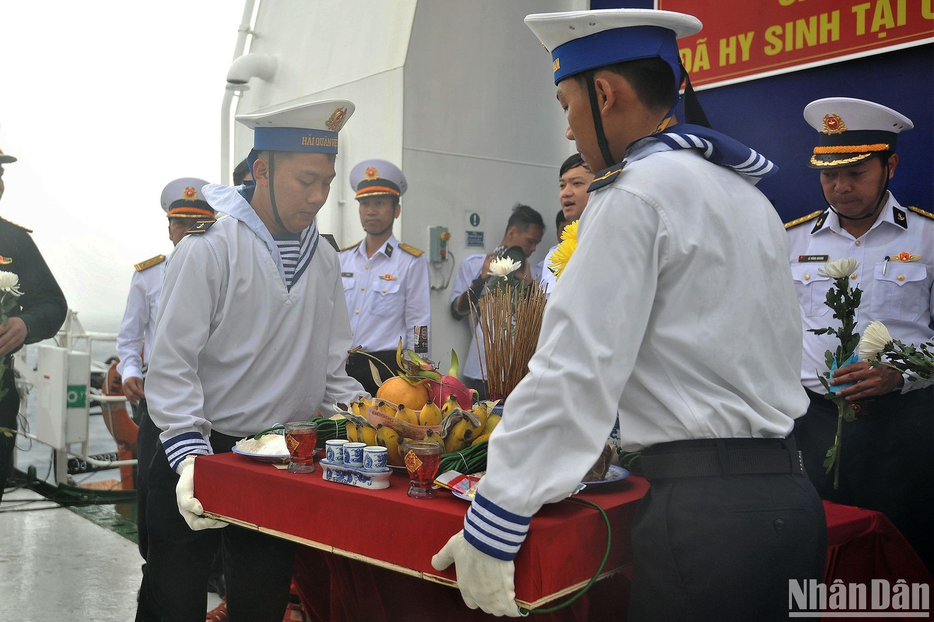 Llevando las ofrendas al costado del buque.