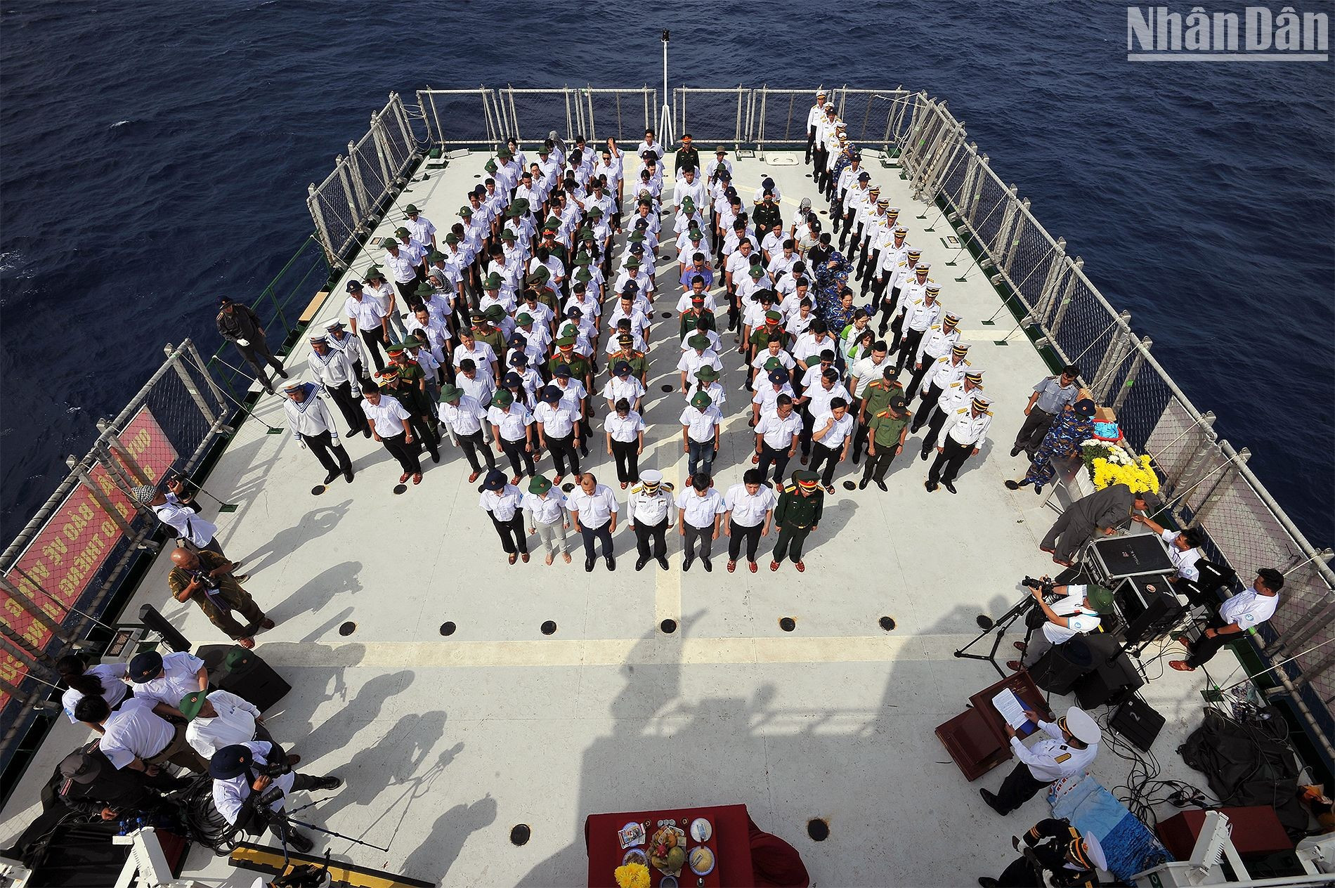 Los casi 200 delegados, entre ellos miembros de la Asociación Nacional de Estudiantes y jóvenes destacados de diferentes ámbitos, llegaron el 1 de junio a Truong Sa.