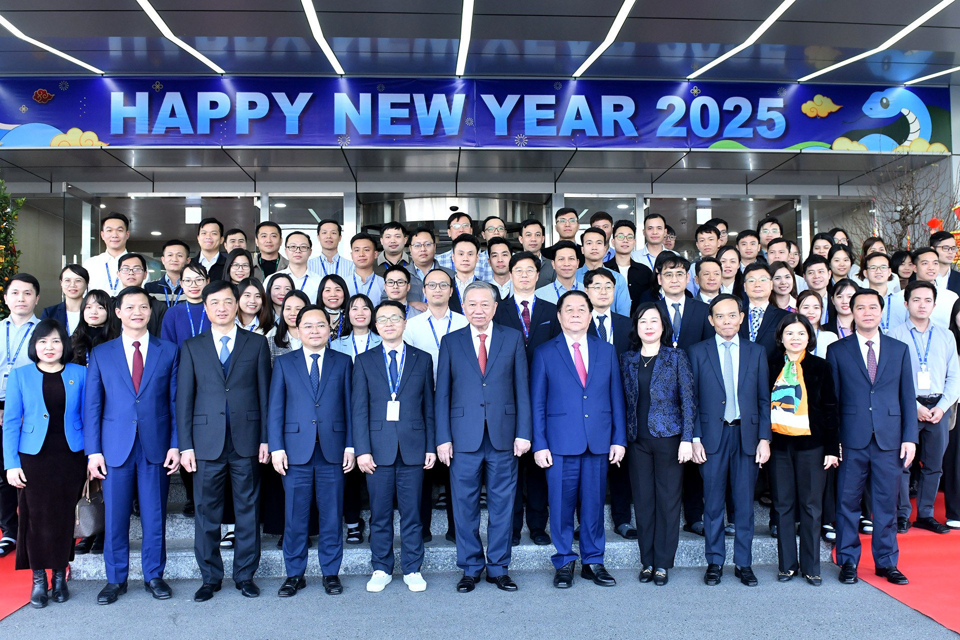 El secretario general To Lam visita la fábrica de Amkor Technology Vietnam en el Parque Industrial de Yen Phong II-C, en la comuna de Dong Tien, del distrito de Yen Phong. El secretario general To Lam visita la fábrica de Amkor Technology Vietnam en el Parque Industrial de Yen Phong II-C, en la comuna de Dong Tien, del distrito de Yen Phong.