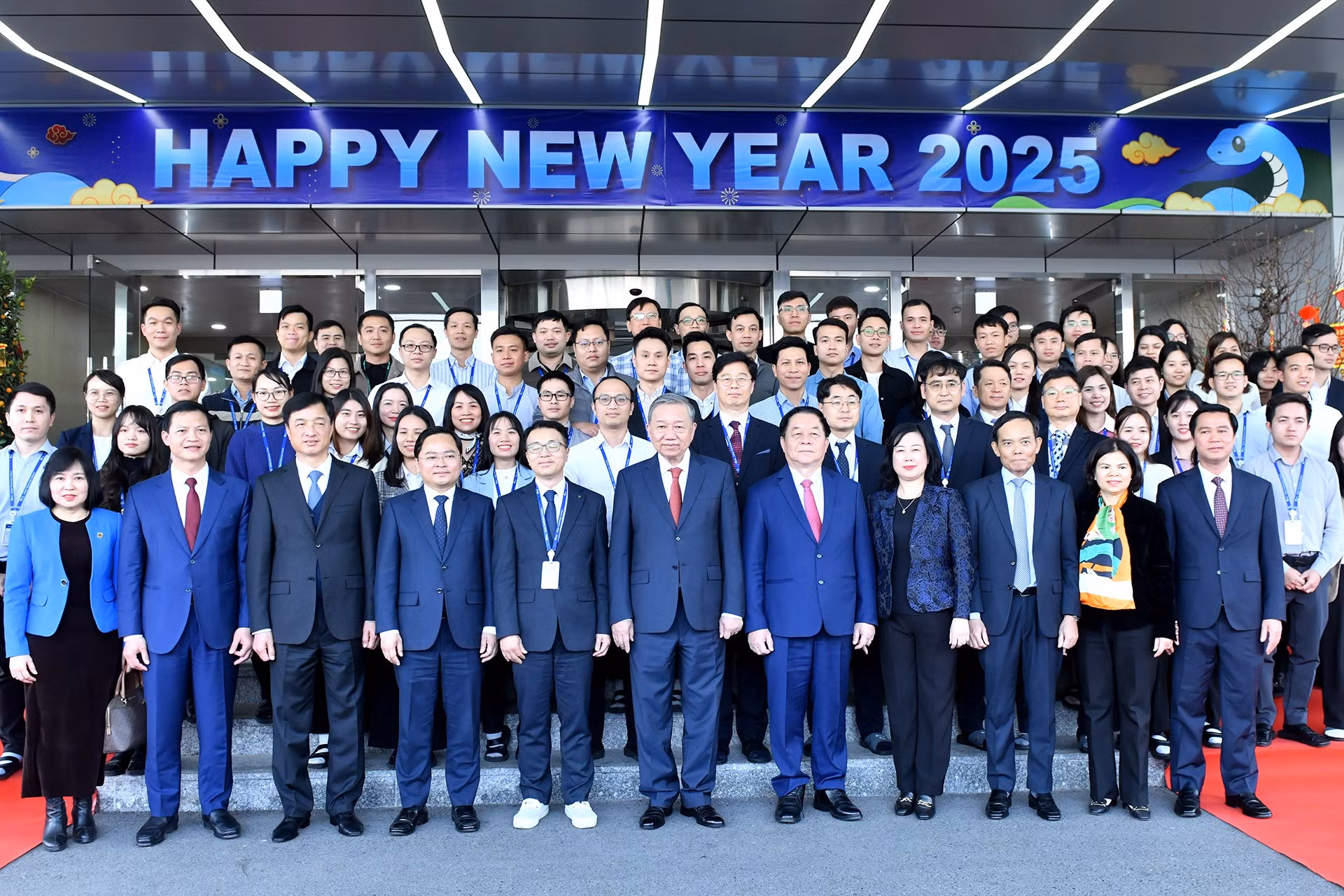 El secretario general To Lam visita la fábrica de Amkor Technology Vietnam en el Parque Industrial de Yen Phong II-C, en la comuna de Dong Tien, del distrito de Yen Phong.