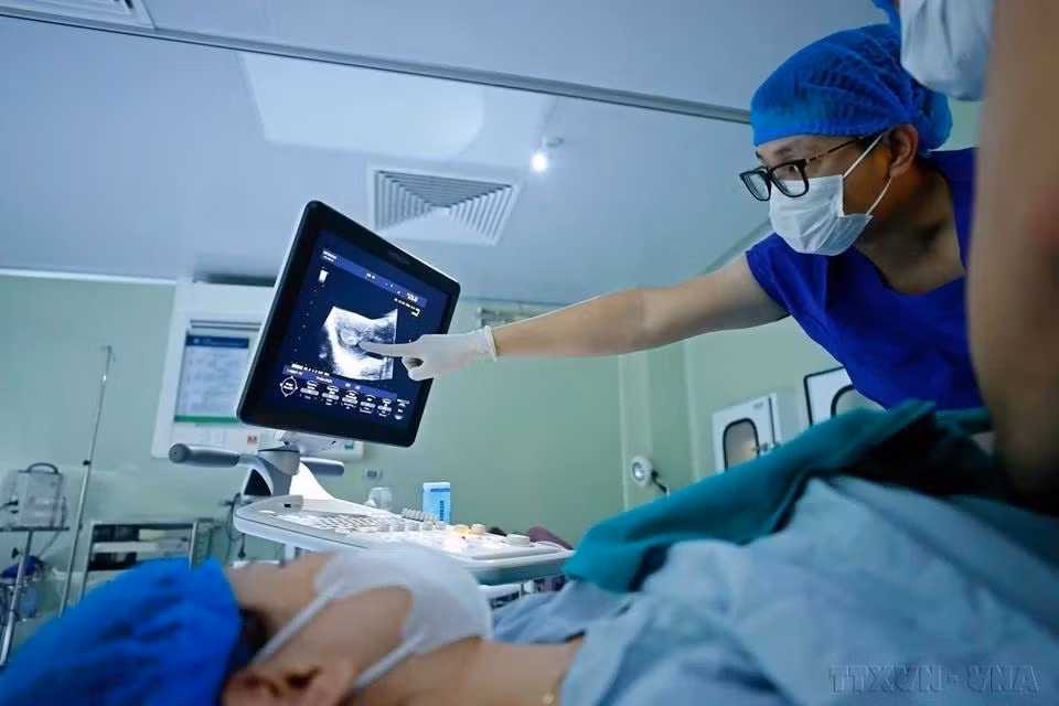 Gracias a los avances tecnológicos, el método de fertilización in vitro (FIV) en el Hospital de Obstetricia y Ginecología de Hanói se ha convertido en el método de apoyo reproductivo más rápido y con la mayor tasa de éxito en la actualidad, trayendo felicidad a decenas de miles de familias. En la foto, un médico señala a una paciente que el embrión había sido colocado con éxito en su útero.