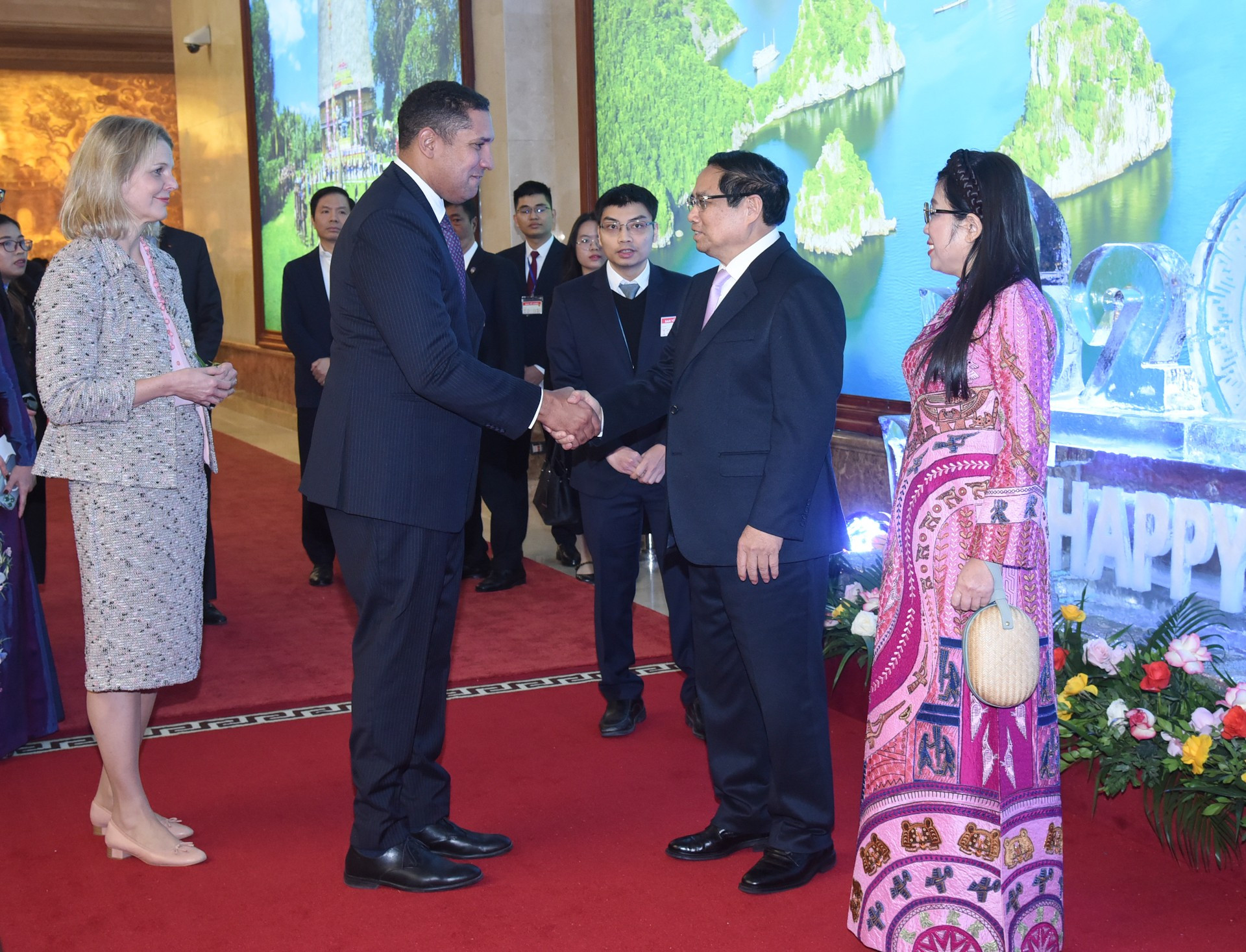 El primer ministro de Vietnam, Pham Minh Chinh, y su esposa reciben a los embajadores y jefes de misión acreditados en el país.