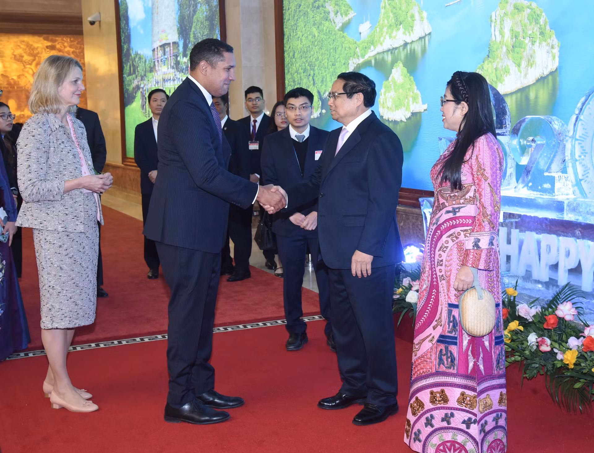 El primer ministro de Vietnam, Pham Minh Chinh, y su esposa reciben a los embajadores y jefes de misión acreditados en el país. El primer ministro de Vietnam, Pham Minh Chinh, y su esposa reciben a los embajadores y jefes de misión acreditados en el país.