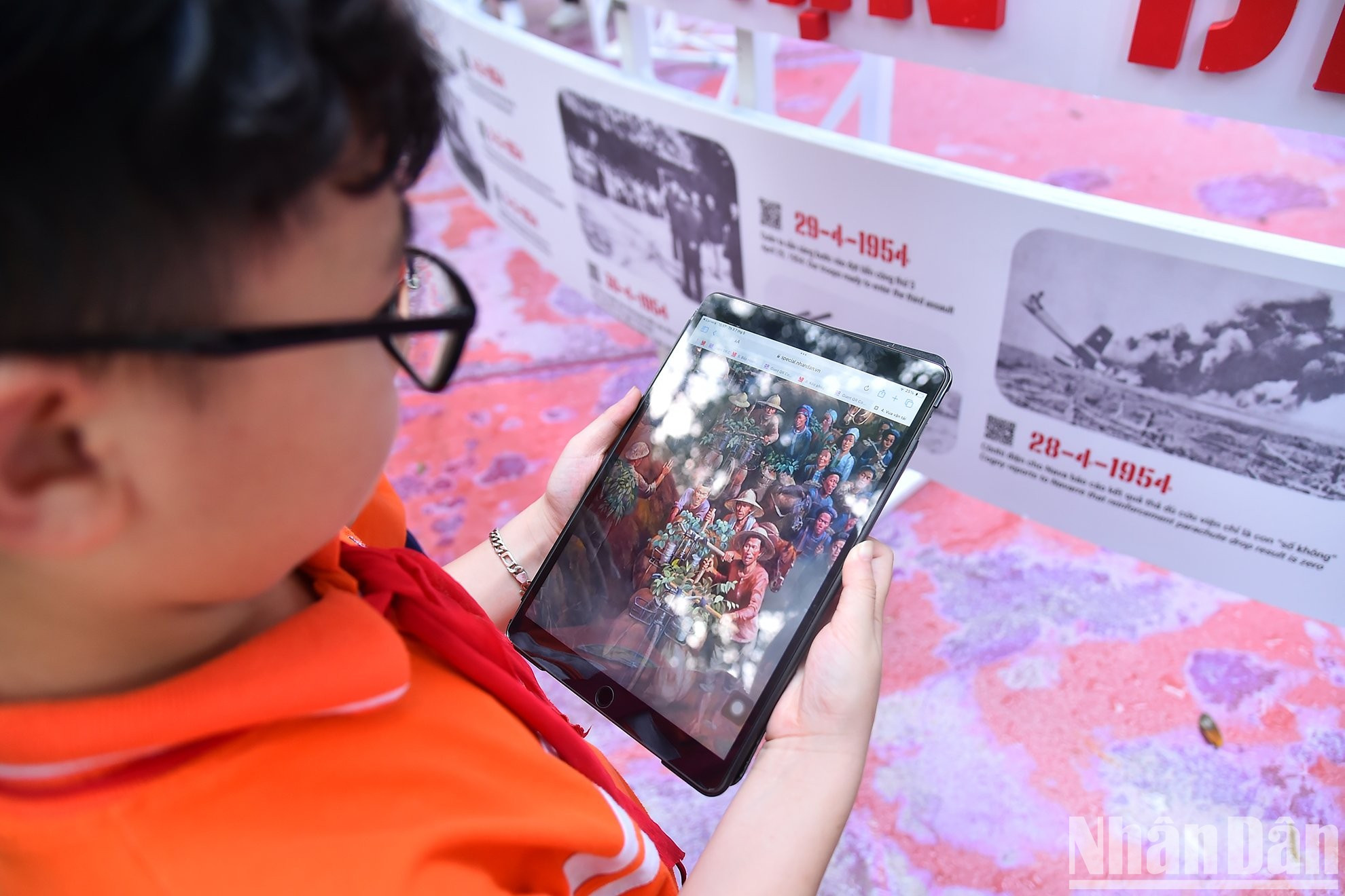 Le Trinh Hai Minh, de la clase 4G, compartió: “He oído mucho de la contienda de Dien Bien Phu, pero solo al llegar aquí y recorrer la exposición puedo imaginar claramente y entender mejor este acontecimiento histórico”.