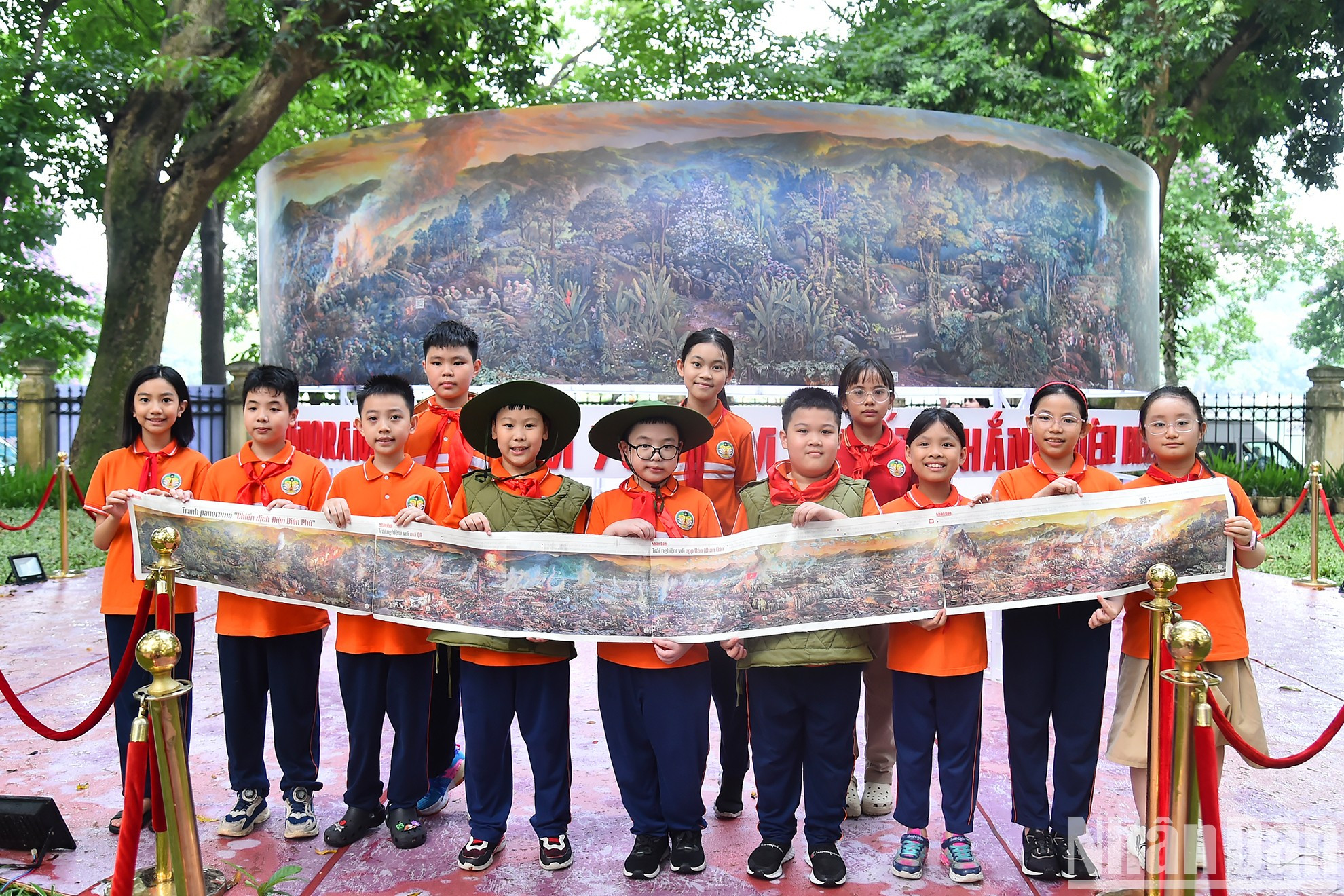 Los visitantes se hacen fotos y las suben a las redes sociales bajo las etiquetas #chienthangdienbienphu (victoria de Dien Bien Phu) y #dienbienphu.