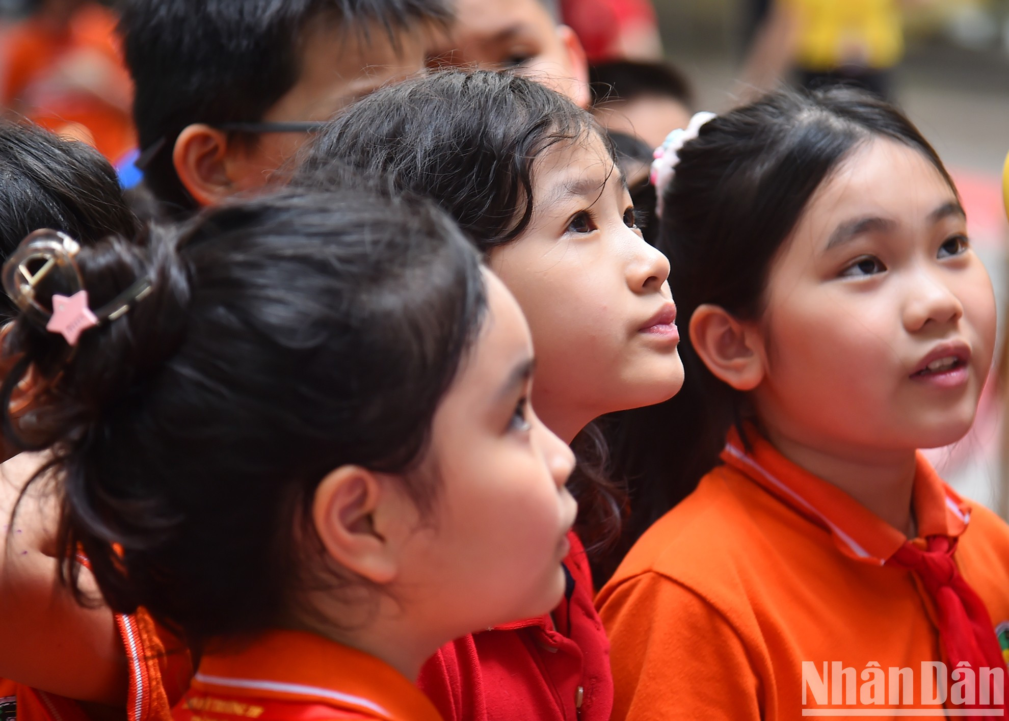 La obra de gran tamaño fascina a los alumnos.