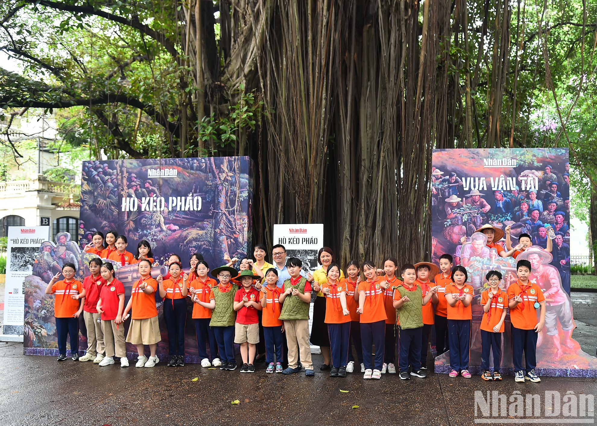 El Cro. Le Quoc Minh, miembro del Comité Central del Partido Comunista de Vietnam y subjefe de su Comisión de Comunicación y Educación, presidente-editor de Nhan Dan y titular de la Asociación nacional de Periodistas, posa junto con las clases 4G y 4E y sus maestras.