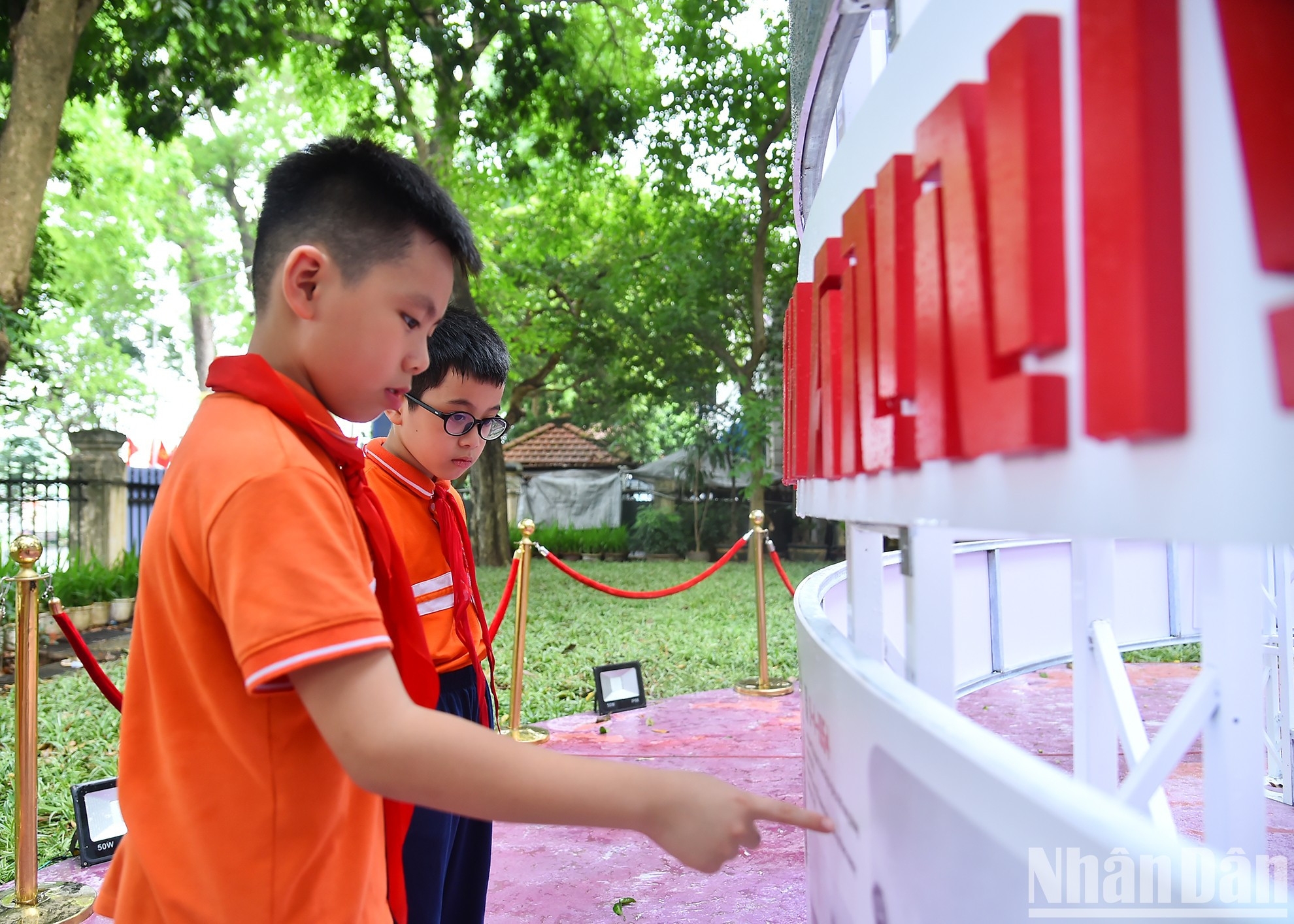 Debajo de la pintura, por orden cronológico, se ofrece información breve sobre el desarrollo de la campaña y códigos QR que enlazan a un portal con contenidos detallados.