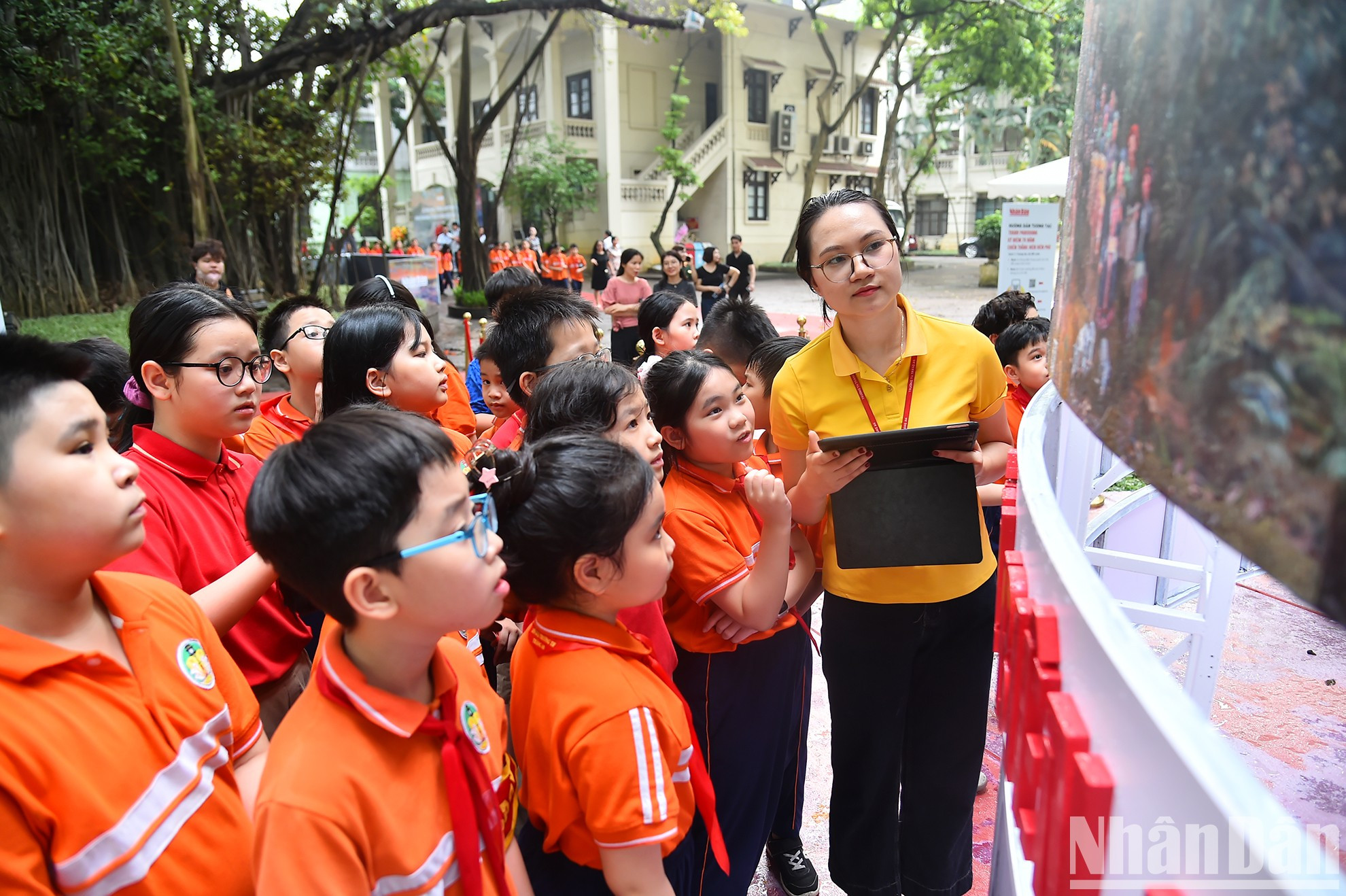 Los pequeños contemplan la pintura panorámica circular «Campaña de Dien Bien Phu», de 5,5 metros de diámetro y más de tres de altura, que se exhibe con tecnología de realidad aumentada.