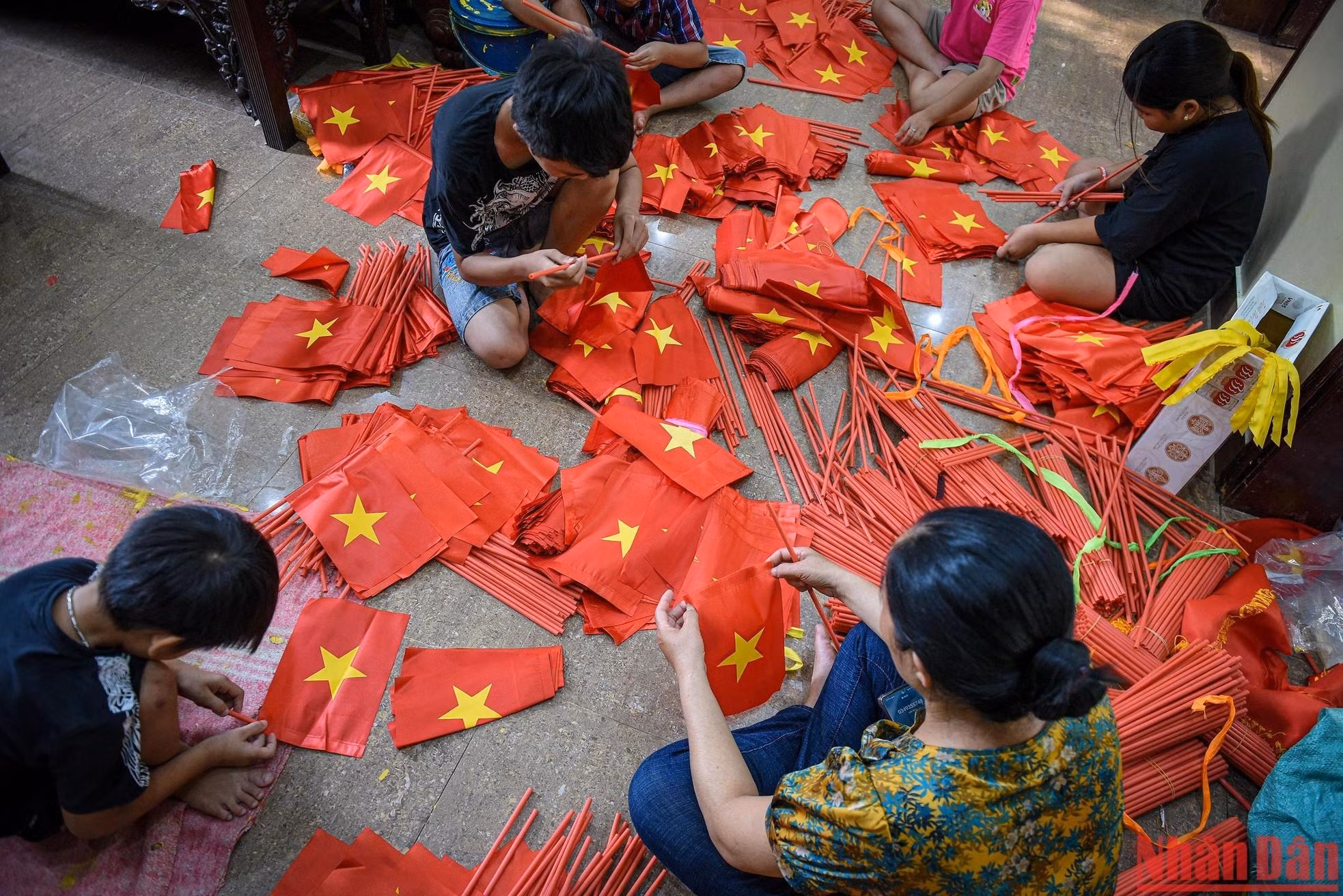 Thi Nhung también enseña la confección de la bandera a niños locales, que están muy interesados.
