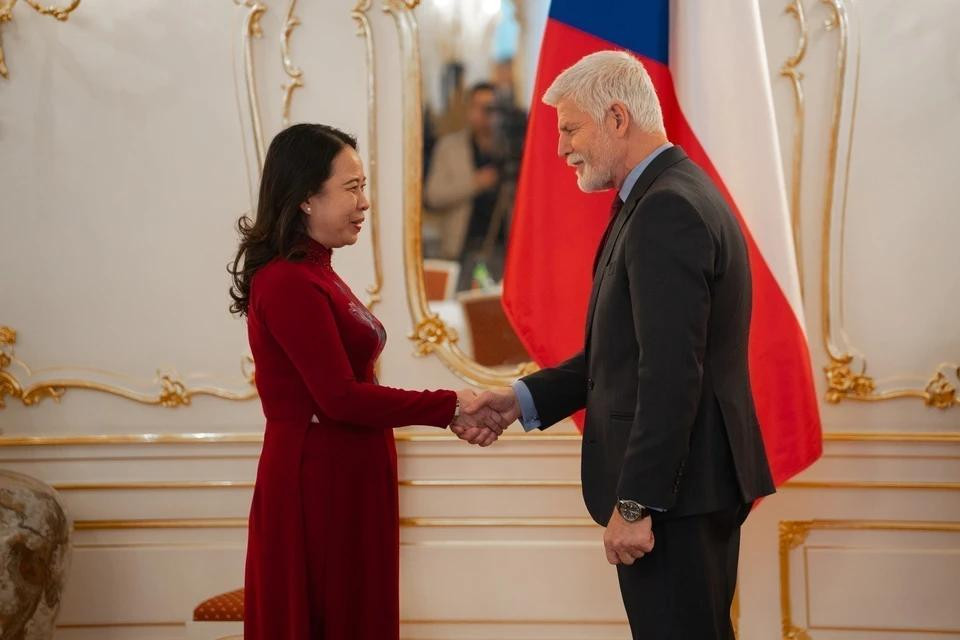 La vicepresidenta Vo Thi Anh Xuan se reúne con el presidente checo, Petr Pavel (Praga, 15 de noviembre de 2024).