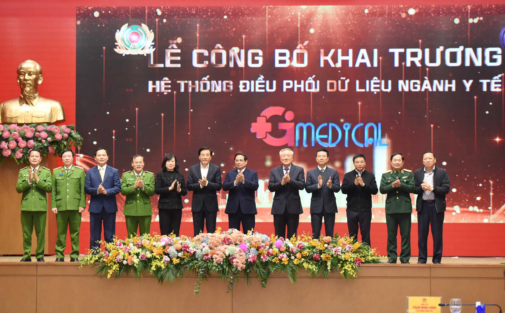 El primer ministro, Pham Minh Chinh, y los delegados llevan a cabo el acto protocolario de lanzamiento de un sistema de coordinación de datos médicos.