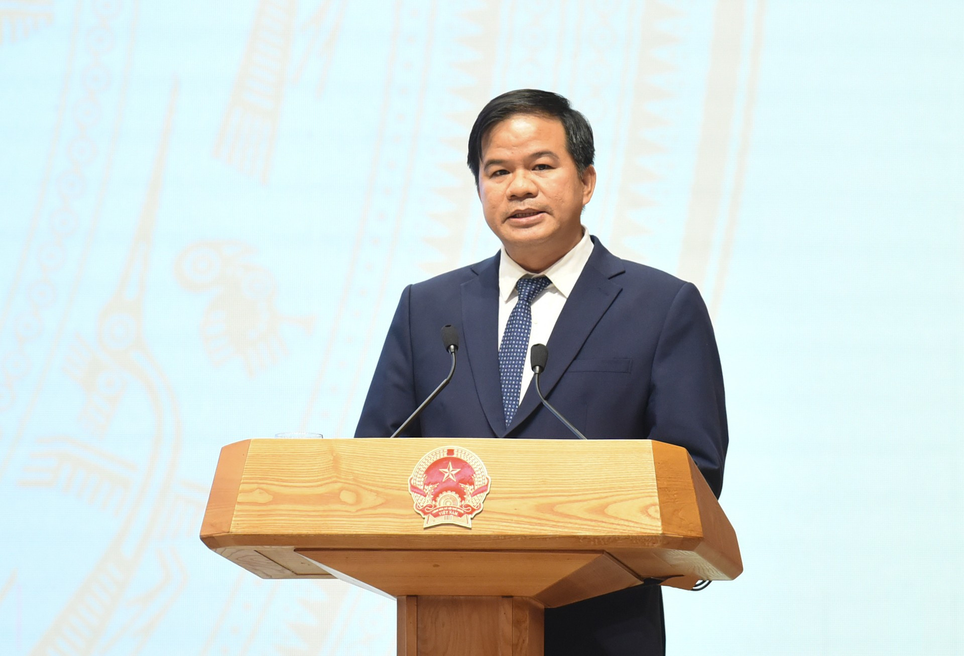 El director del Hospital de Bach Mai, Dao Xuan Co.