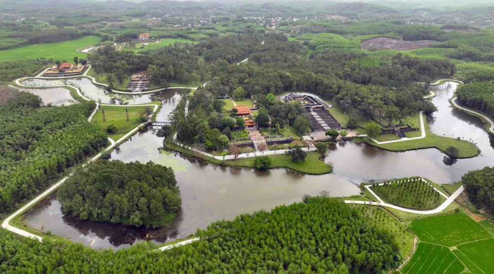 La tumba de Gia Long (Thien Tho Lang), construida durante seis años (1814-1820), tiene la posición de feng shui más hermosa entre las tumbas de la dinastía Nguyen. Se encuentra en la aldea de Dinh Mon, comuna de Huong Tho, ciudad de Hue. Este es el lugar de descanso del rey que fundó la dinastía Nguyen y de la reina Thua Thien Cao. La tumba de Gia Long (Thien Tho Lang), construida durante seis años (1814-1820), tiene la posición de feng shui más hermosa entre las tumbas de la dinastía Nguyen. Se encuentra en la aldea de Dinh Mon, comuna de Huong Tho, ciudad de Hue. Este es el lugar de descanso del rey que fundó la dinastía Nguyen y de la reina Thua Thien Cao.