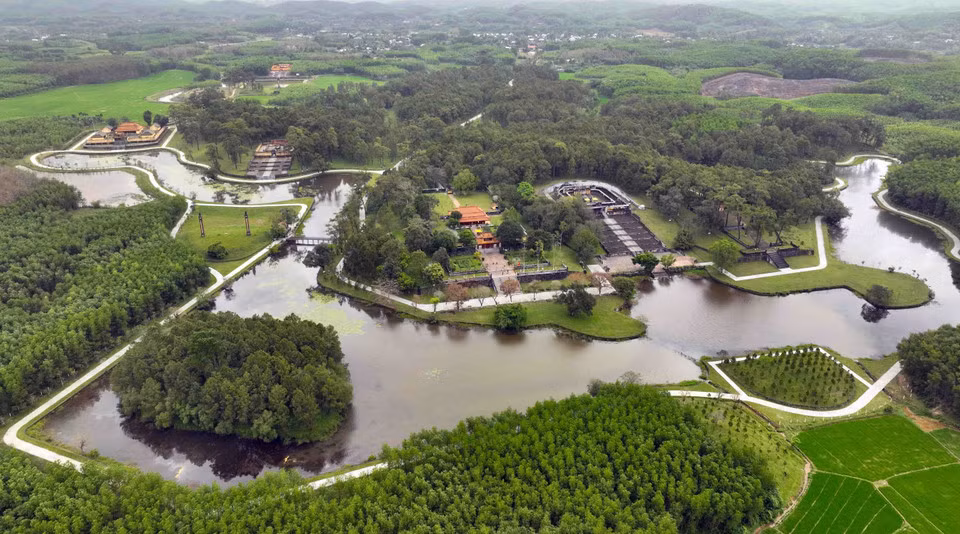 La tumba de Gia Long (Thien Tho Lang), construida durante seis años (1814-1820), tiene la posición de feng shui más hermosa entre las tumbas de la dinastía Nguyen. Se encuentra en la aldea de Dinh Mon, comuna de Huong Tho, ciudad de Hue. Este es el lugar de descanso del rey que fundó la dinastía Nguyen y de la reina Thua Thien Cao.