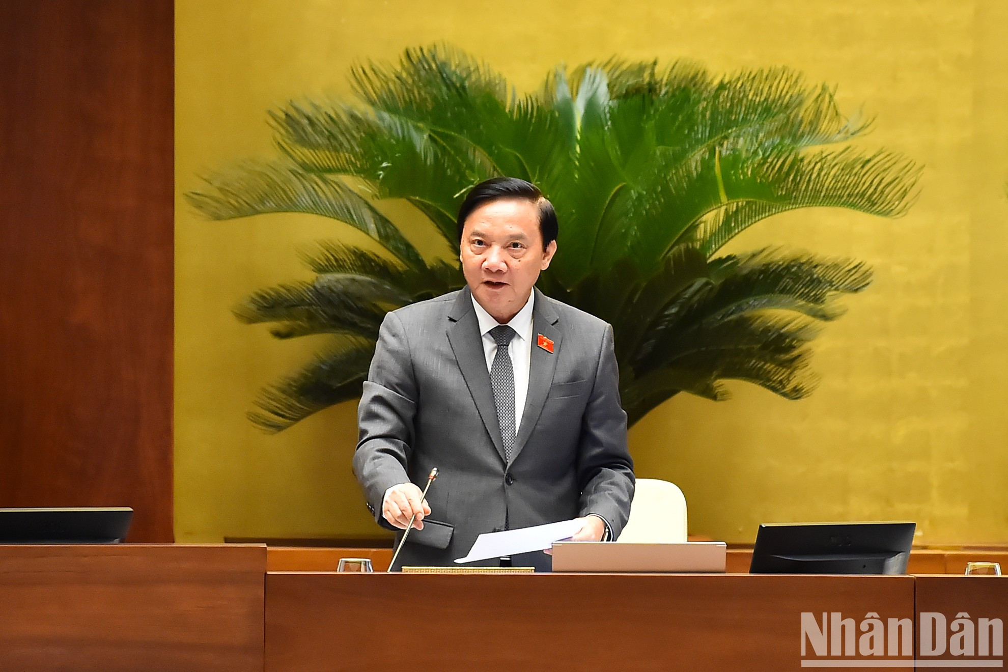 El vicepresidente de la AN Nguyen Khac Dinh dirige la sesión.