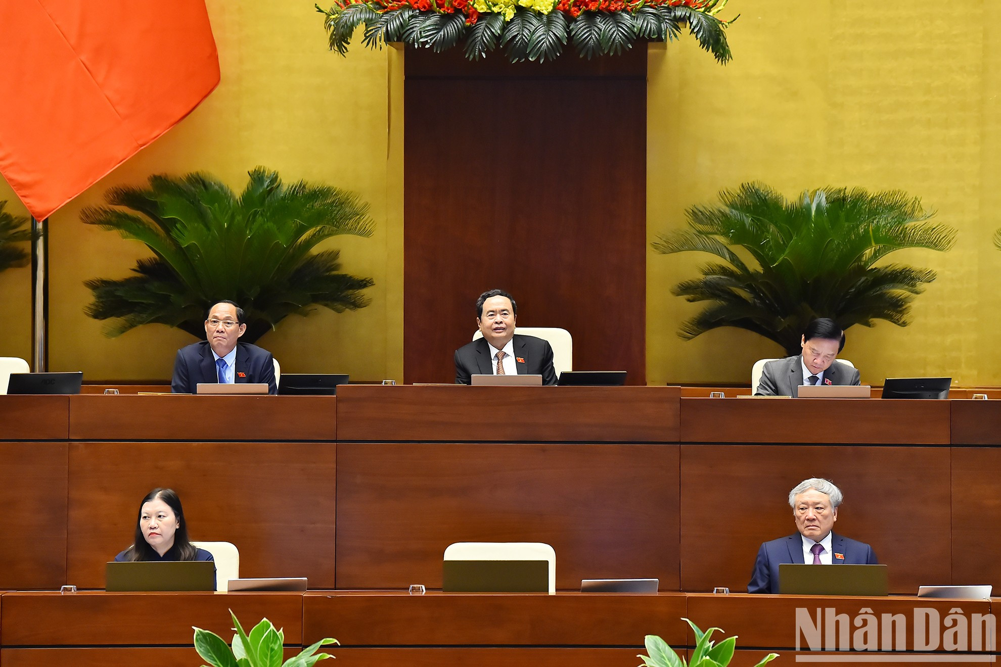 El presidente de la AN, Tran Thanh Man, y los subtitulares de ese órgano en el debate sobre la Ley de Organización de los Tribunales Populares (modificada).
