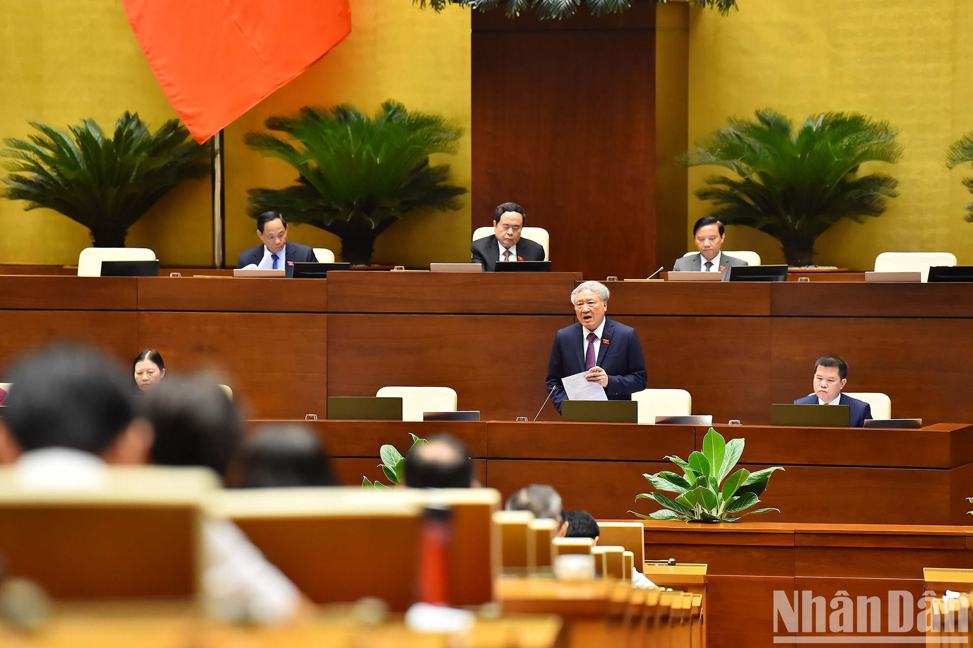 El presidente del Tribunal Popular Supremo, Nguyen Hoa Binh, esclarece dudas de los diputados.