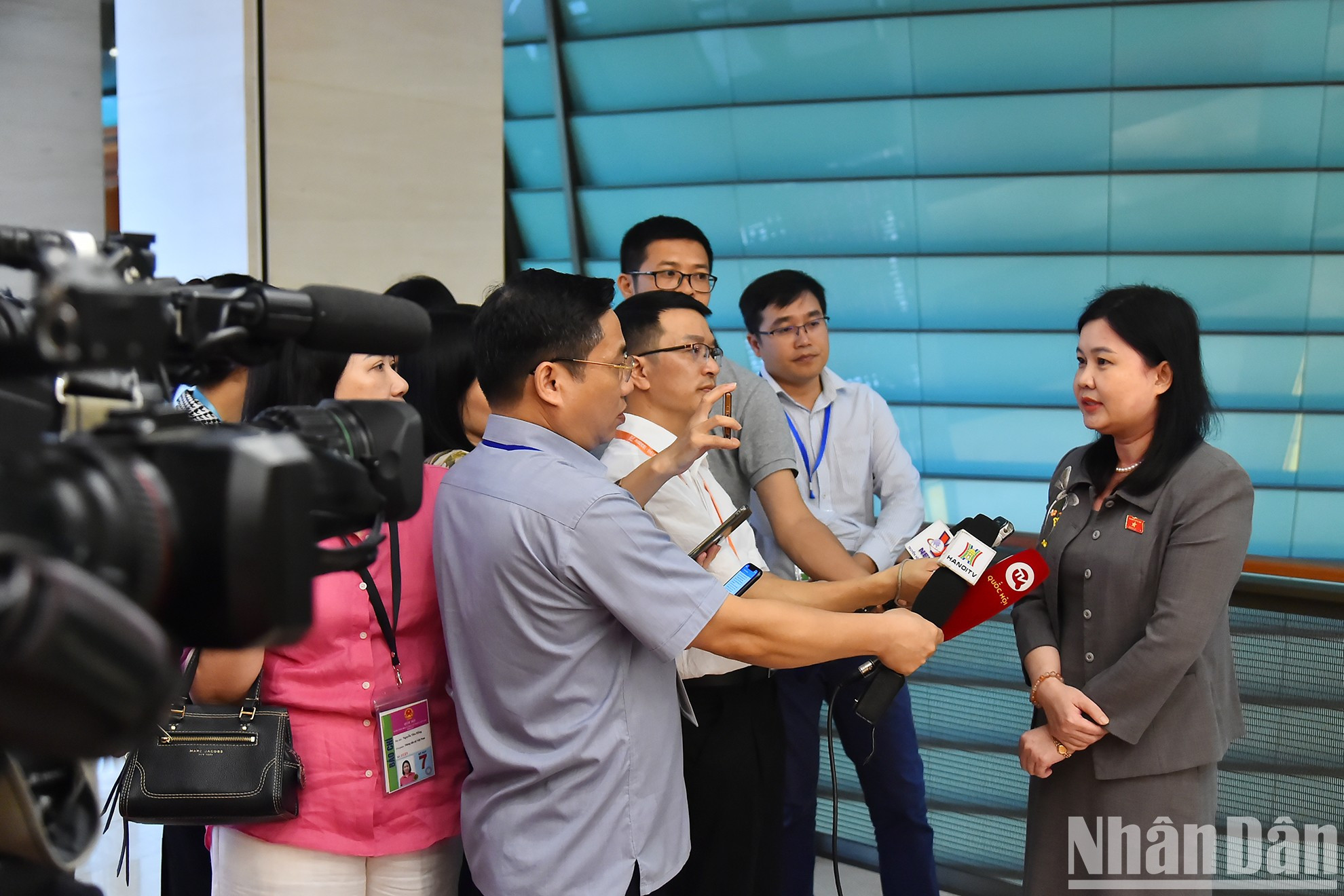 Una diputada de la delegación parlamentaria de Hanói responde a preguntas de la prensa al margen de la sesión.