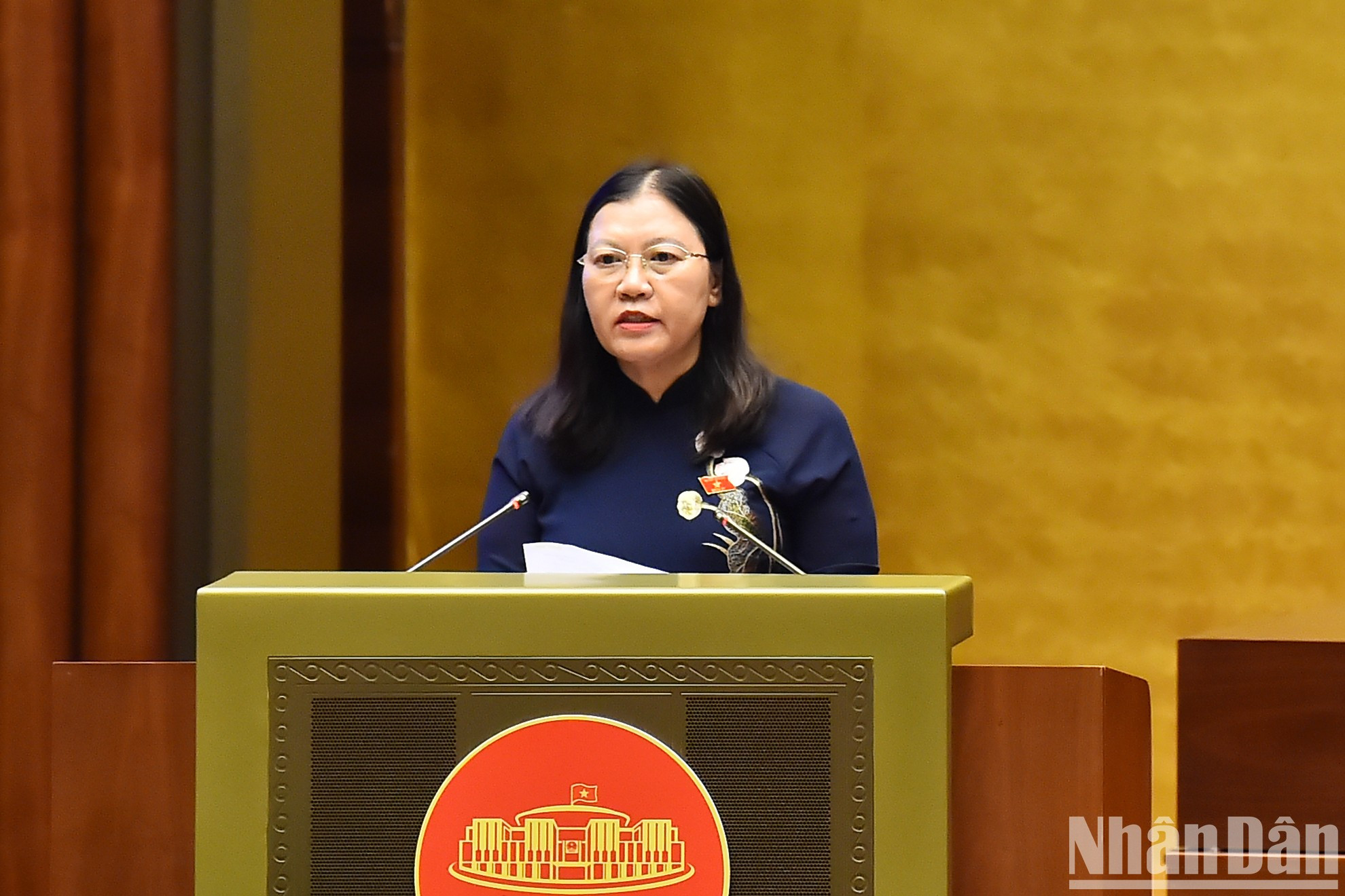 La jefa de la Comisión de Asuntos Judiciales de la AN, Le Thi Nga, presenta un informe de aclaración y ajuste de la mencionada ley.