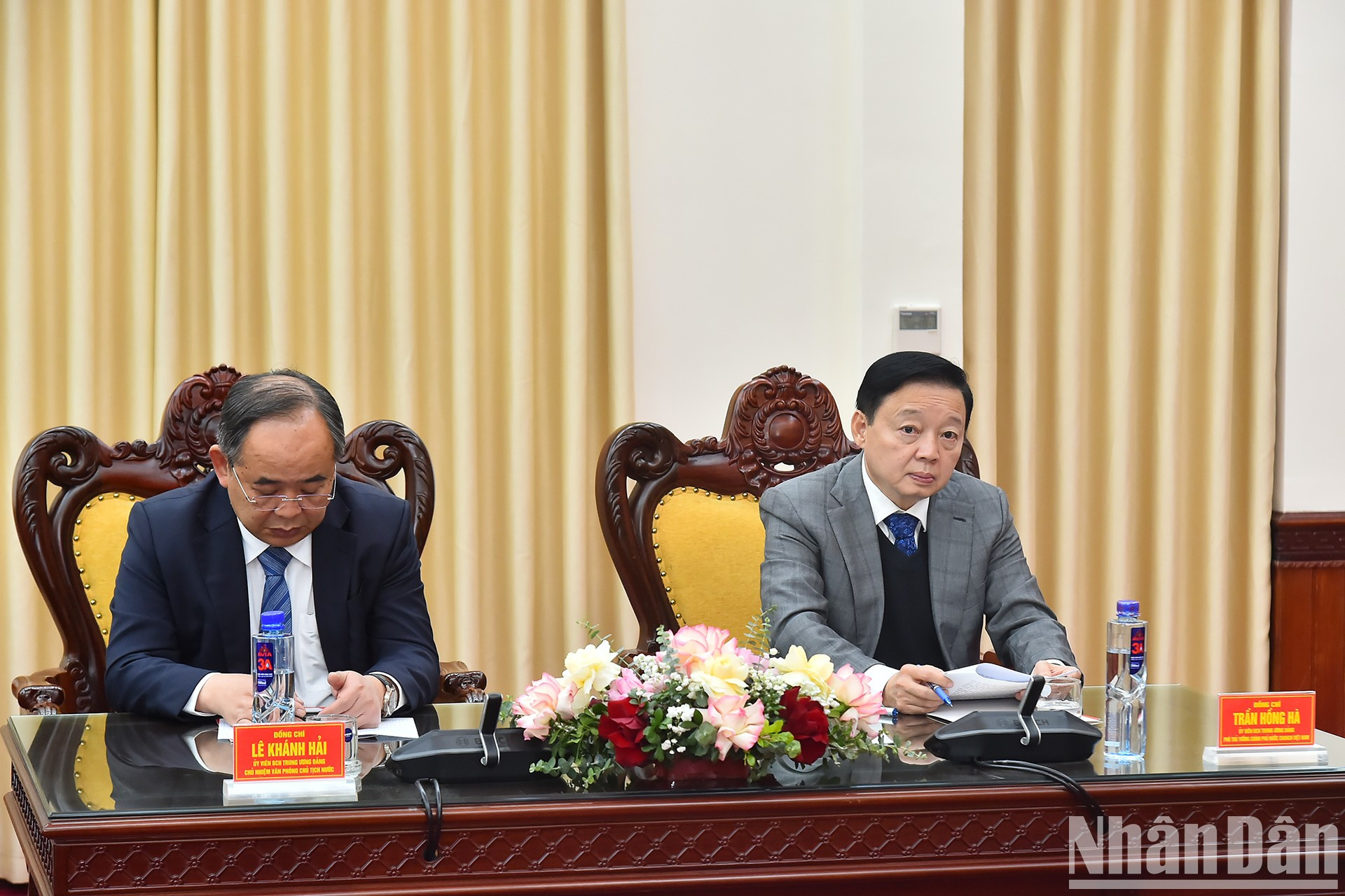 El vicepremier Tran Hong Ha (derecha) y el jefe de la Oficina Presidencial, Le Khanh Hai.