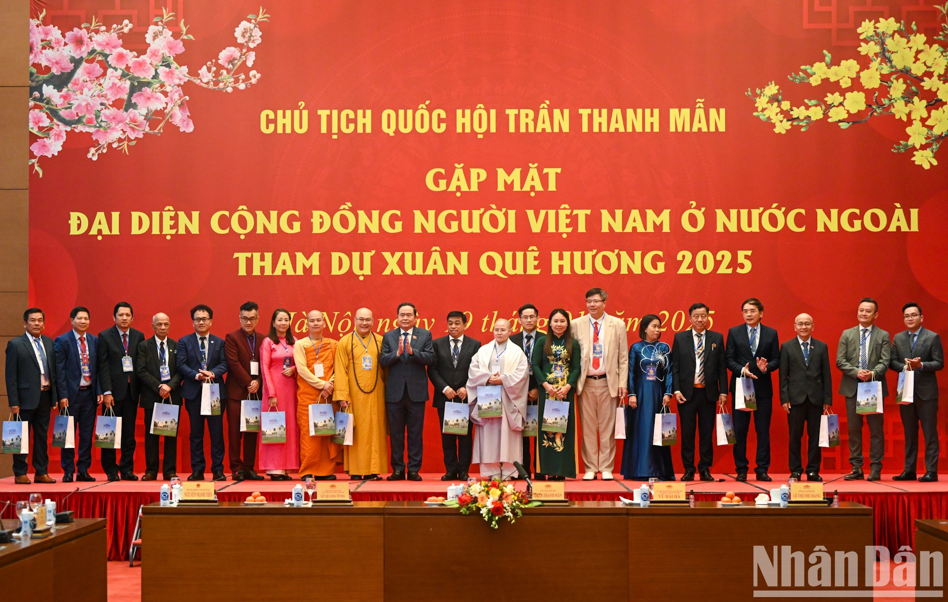 Thanh Man otorga regalos de recuerdo a los compatriotas. Thanh Man otorga regalos de recuerdo a los compatriotas.