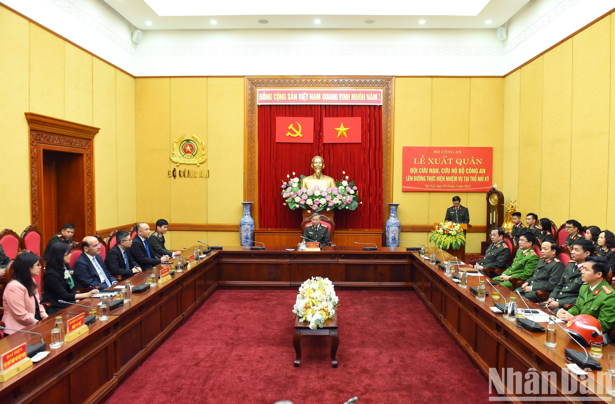 Estuvieron presentes el miembro del Buró Político del Comité Central del Partido Comunista de Vietnam y ministro de Seguridad Pública, To Lam; el embajador de Turquía en el país, Haldun Tekneci, y representantes de las partes concernientes. Estuvieron presentes el miembro del Buró Político del Comité Central del Partido Comunista de Vietnam y ministro de Seguridad Pública, To Lam; el embajador de Turquía en el país, Haldun Tekneci, y representantes de las partes concernientes.