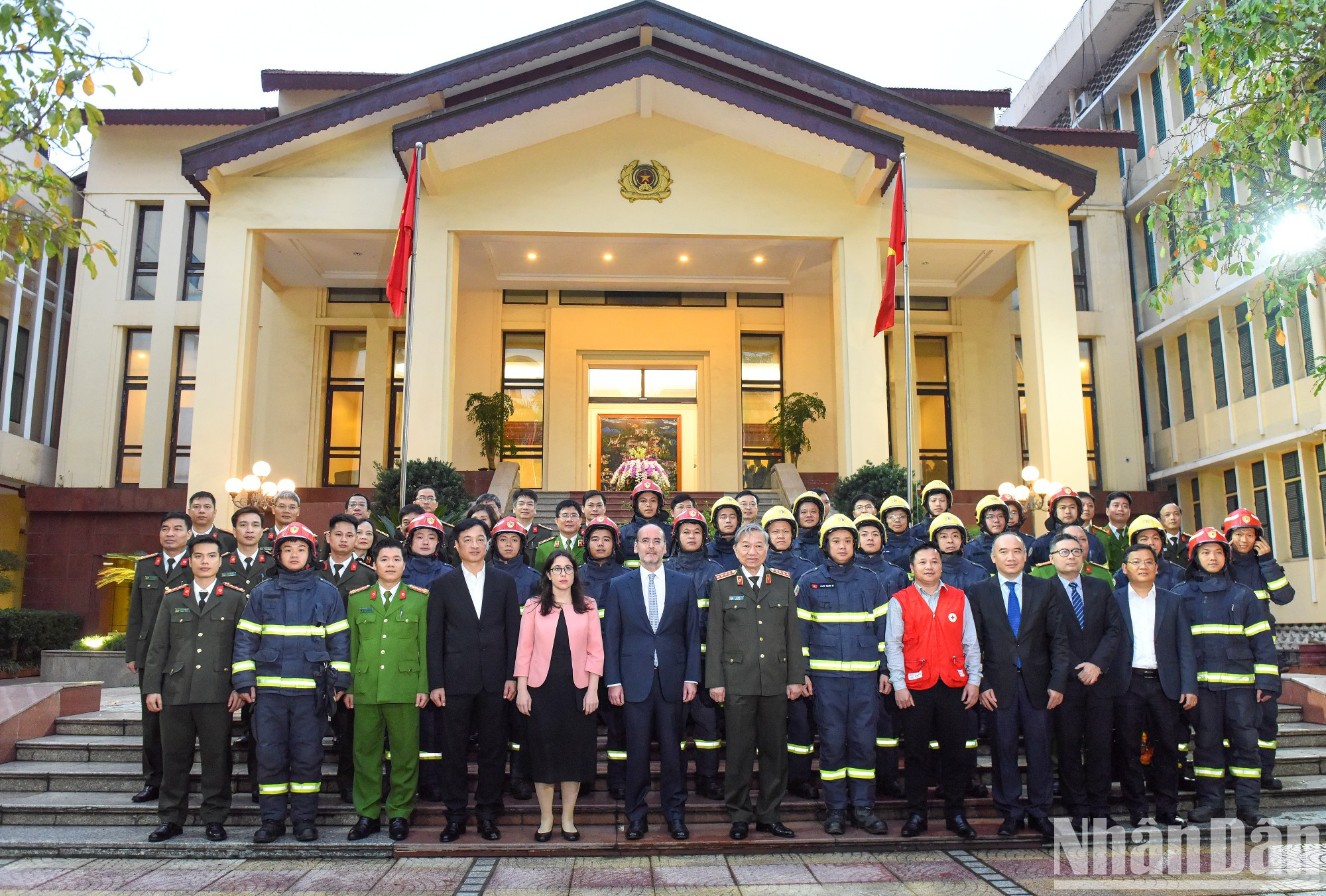 El equipo vietnamita consta de 24 oficiales de rescate y trabajadores médicos. El equipo vietnamita consta de 24 oficiales de rescate y trabajadores médicos.