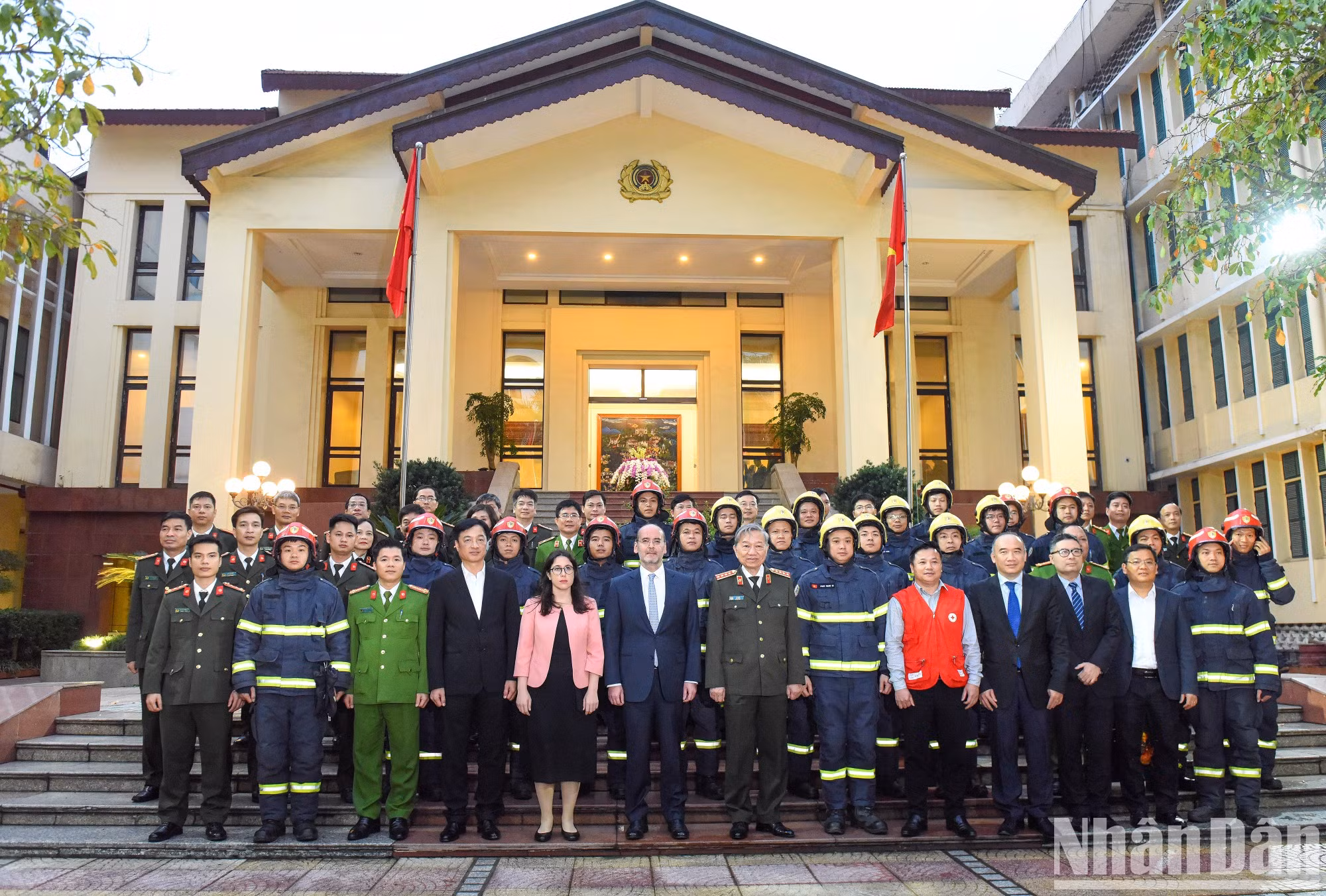 El equipo vietnamita consta de 24 oficiales de rescate y trabajadores médicos.