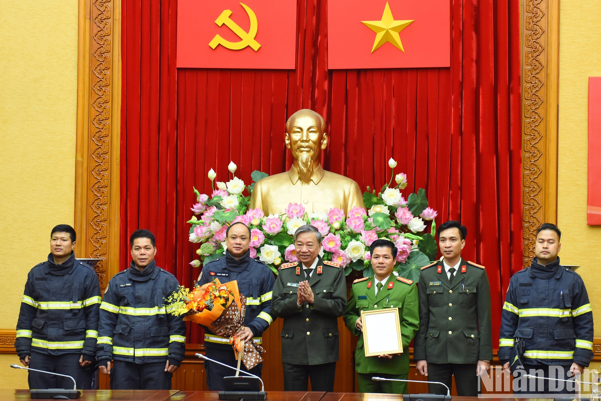Entrega de la decisión al respecto a los rescatistas. Entrega de la decisión al respecto a los rescatistas.