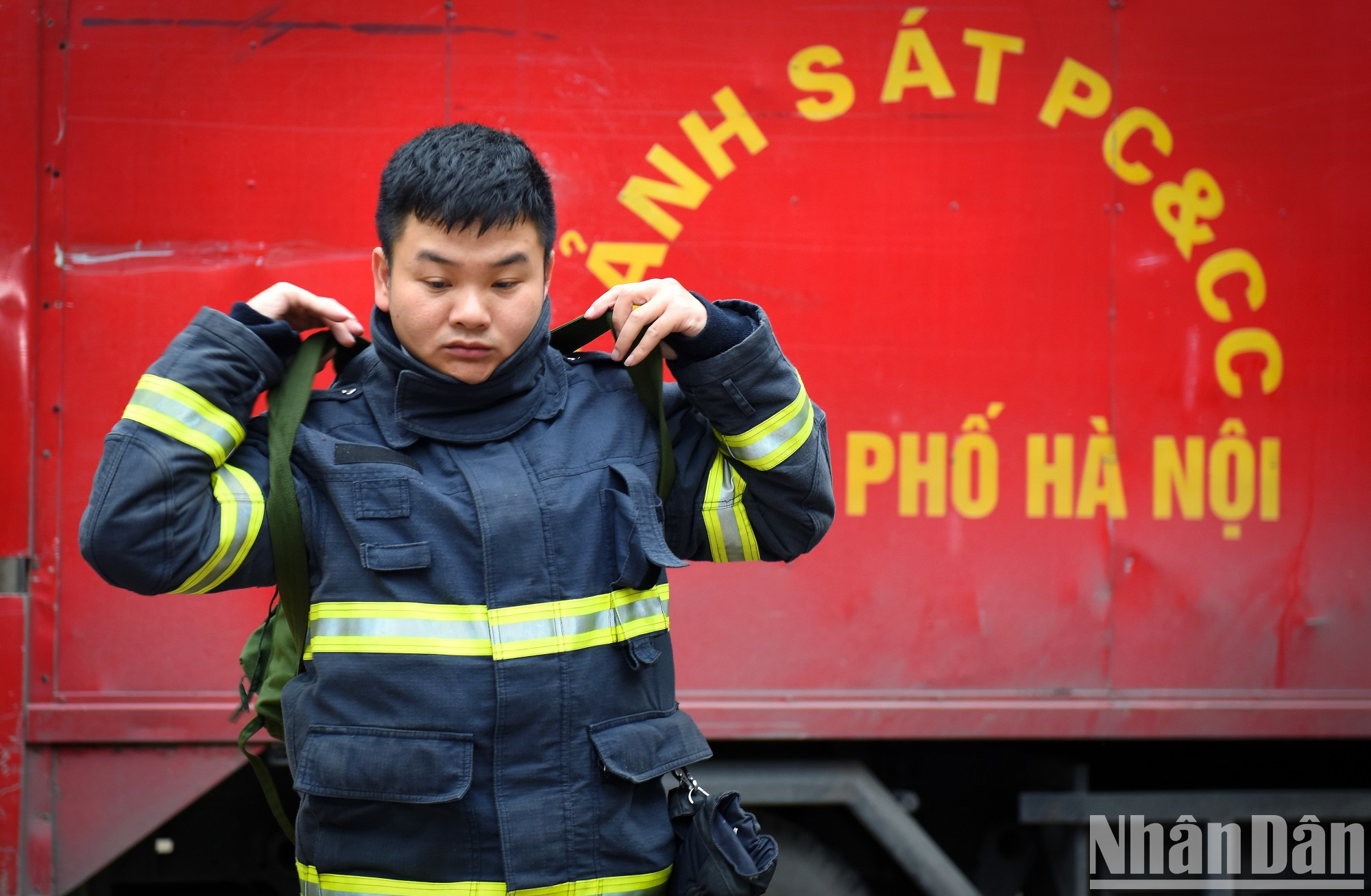 Los oficiales revisan los equipamientos antes de marchar. Los oficiales revisan los equipamientos antes de marchar.