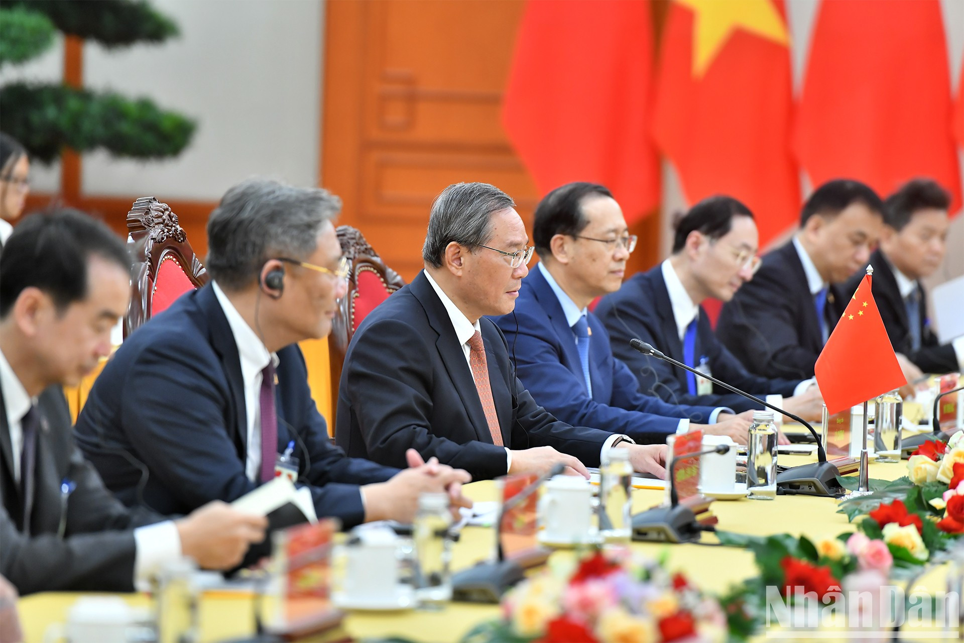 El primer ministro de China, Li Qiang, y delegados de su país. El primer ministro de China, Li Qiang, y delegados de su país.