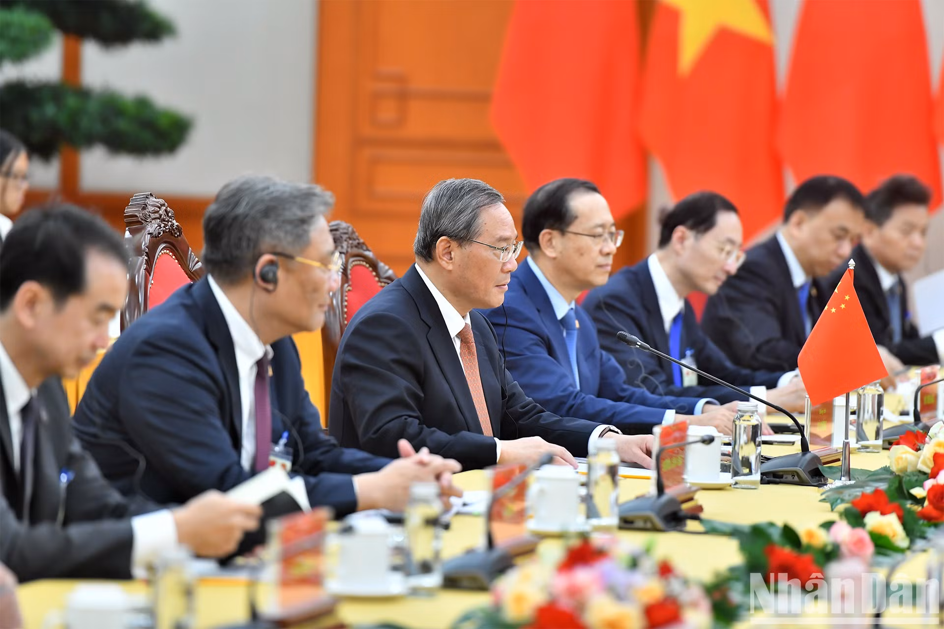 El primer ministro de China, Li Qiang, y delegados de su país.