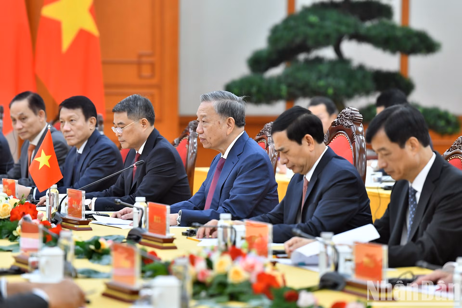 El secretario general del Partido Comunista y presidente de Vietnam, To Lam, y delegados de la parte vietnamita en la reunión.