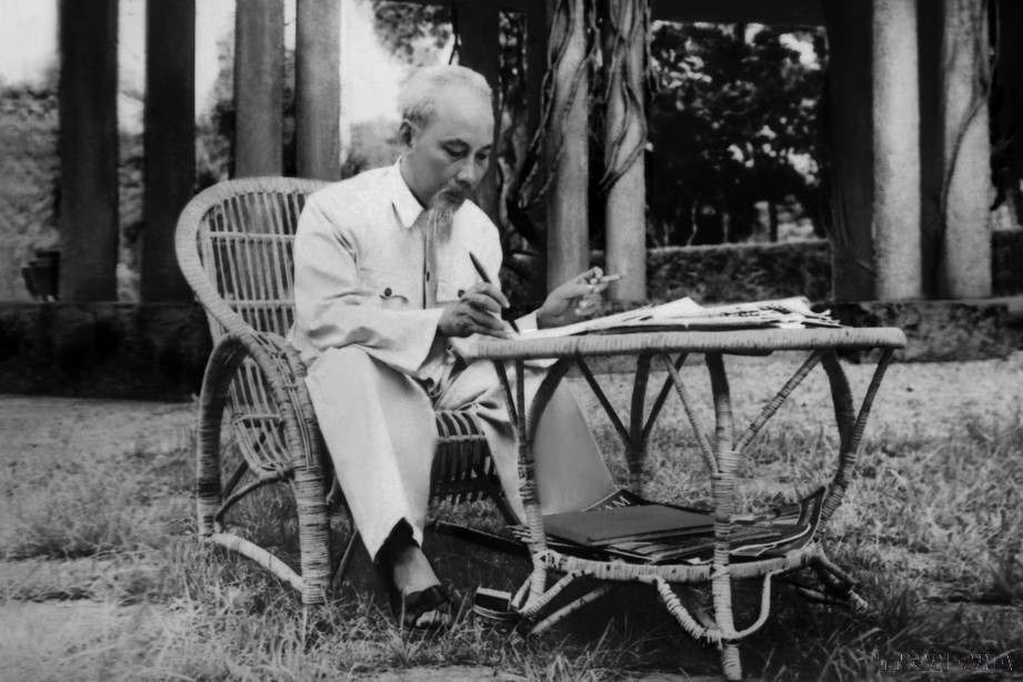 El Presidente Ho Chi Minh trabajando en el Palacio Presidencial (Hanói).