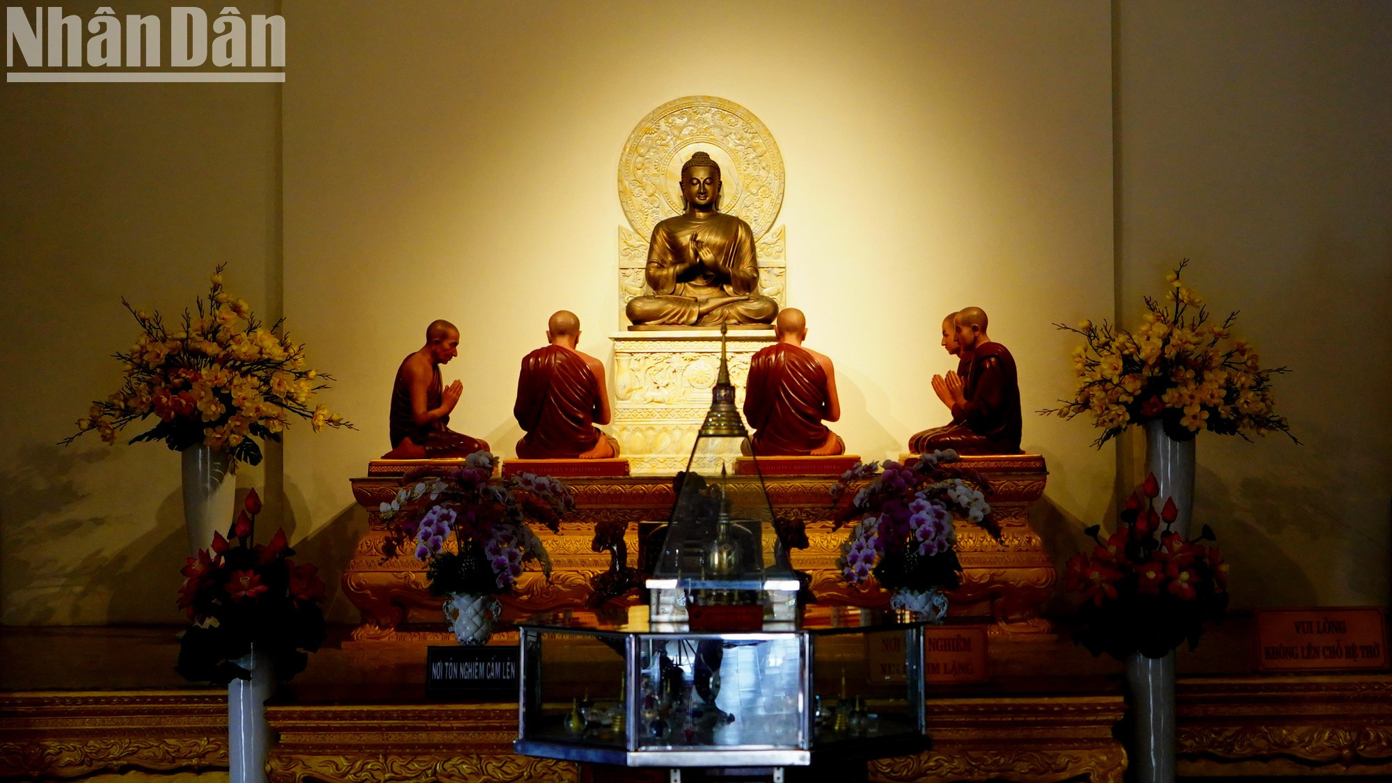 En el santuario principal de la pagoda se ha instalado una escena de cueva de ascetismo en honor a los seis años de ascetismo del bodhisattva Siddhartha Gautama. Alrededor hay 10 pilares de luz tallados en granito, inspirados en los pilares de Ashoka que adornan famosos lugares vinculados con el budismo en la India.
