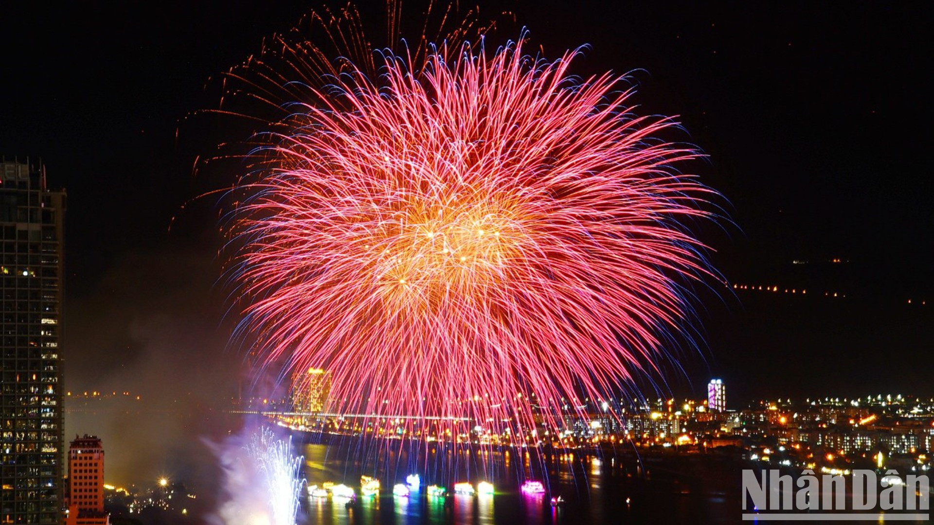 Originalmente una empresa líder en fabricación de dispositivos pirotécnicos en el país de Este Asiático, Liuyang Jingduan New-art Display ganó rápidamente renombre en la realización de espectáculos de fuegos artificiales, con los que ganó numerosos premios en China y en países como Rusia y Tailandia. Originalmente una empresa líder en fabricación de dispositivos pirotécnicos en el país de Este Asiático, Liuyang Jingduan New-art Display ganó rápidamente renombre en la realización de espectáculos de fuegos artificiales, con los que ganó numerosos premios en China y en países como Rusia y Tailandia.