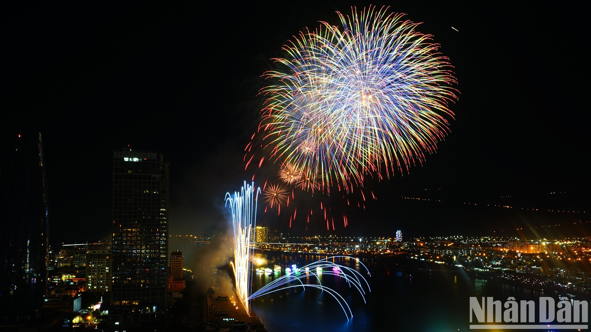 Los ingenieros del país de Este Asiático utilizan cuatro mil petardos de diferentes tipos. Los ingenieros del país de Este Asiático utilizan cuatro mil petardos de diferentes tipos.
