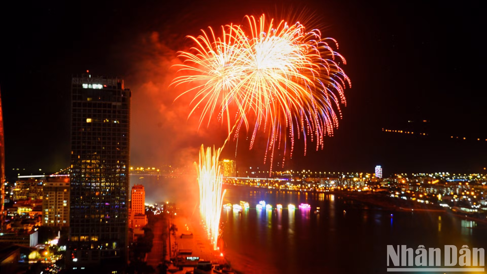 La sinfonía de los fuegos artificiales y la música emociona a los espectadores.